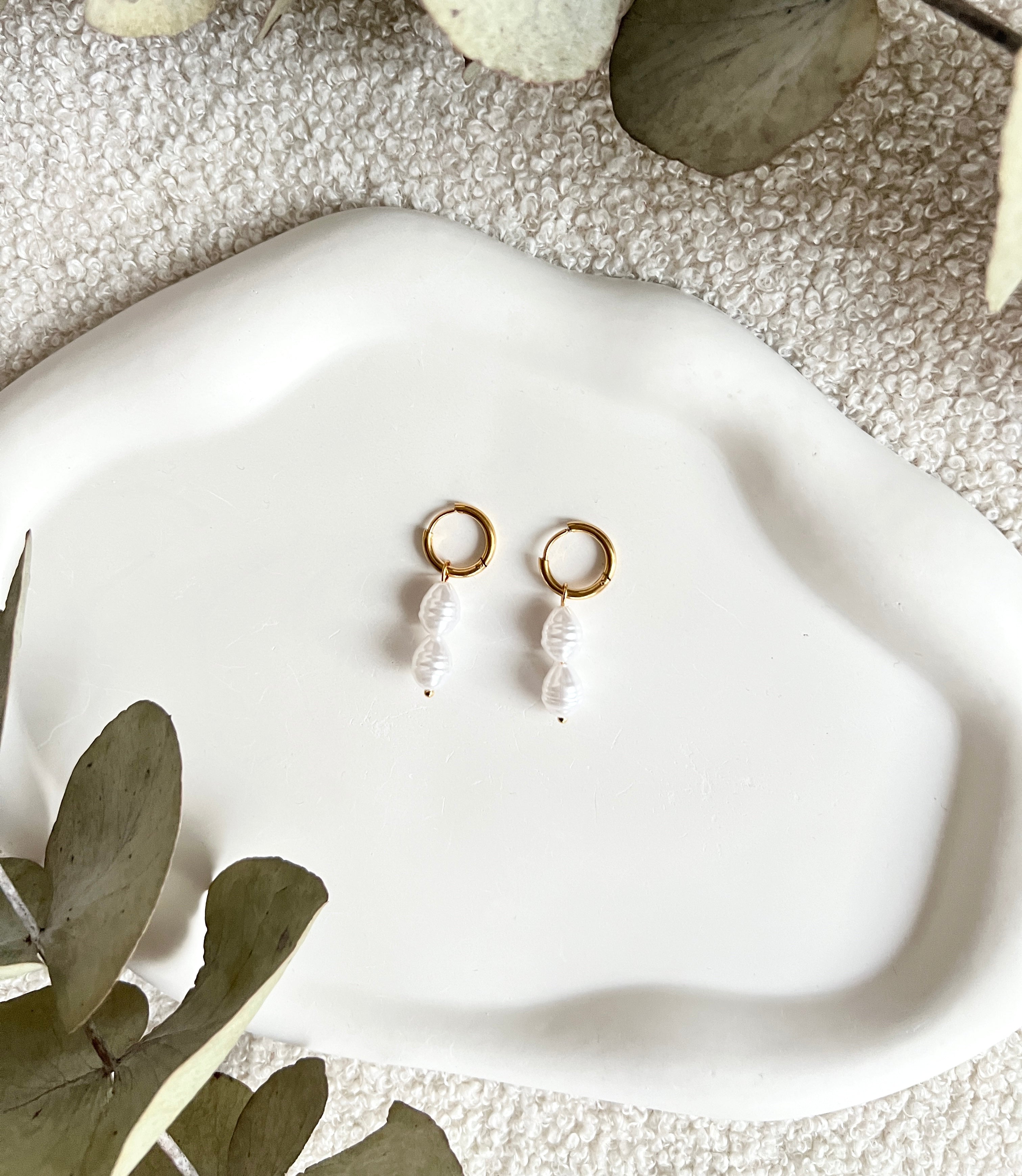 Creolen mit weißen Kunstperlen, Perlenohrringe, moderne Ohrringe, Hochzeitsschmuck, Brautjungfer, goldene Creolen aus Edelstahl, Geschenk für Sie, Damenschmuck, feine Damenohrringe, Geburtstagsgeschenk, Valentinstag