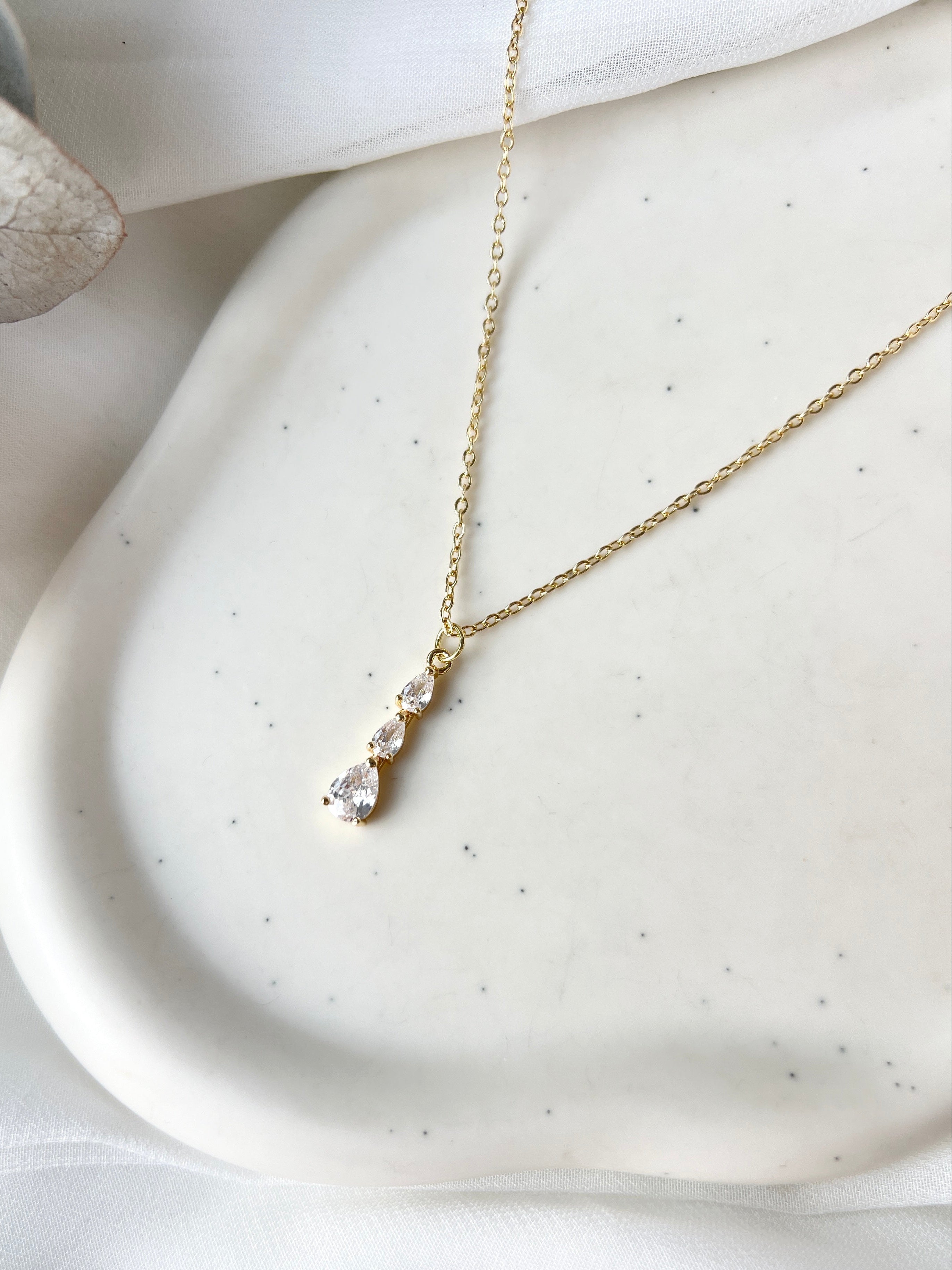 Feine Halskette, goldener Brautschmuck, Brauthalskette, Edelstahl, verstellbare Laenge, Hochzeitsschmuck, Gold, funkelnder Cubic Zirconia Anhaenger, elegante Kette, Hochzeit, Schmuck, Damenschmuck, Geschenk für Sie, Frauenschmuck, Weddinginspiration