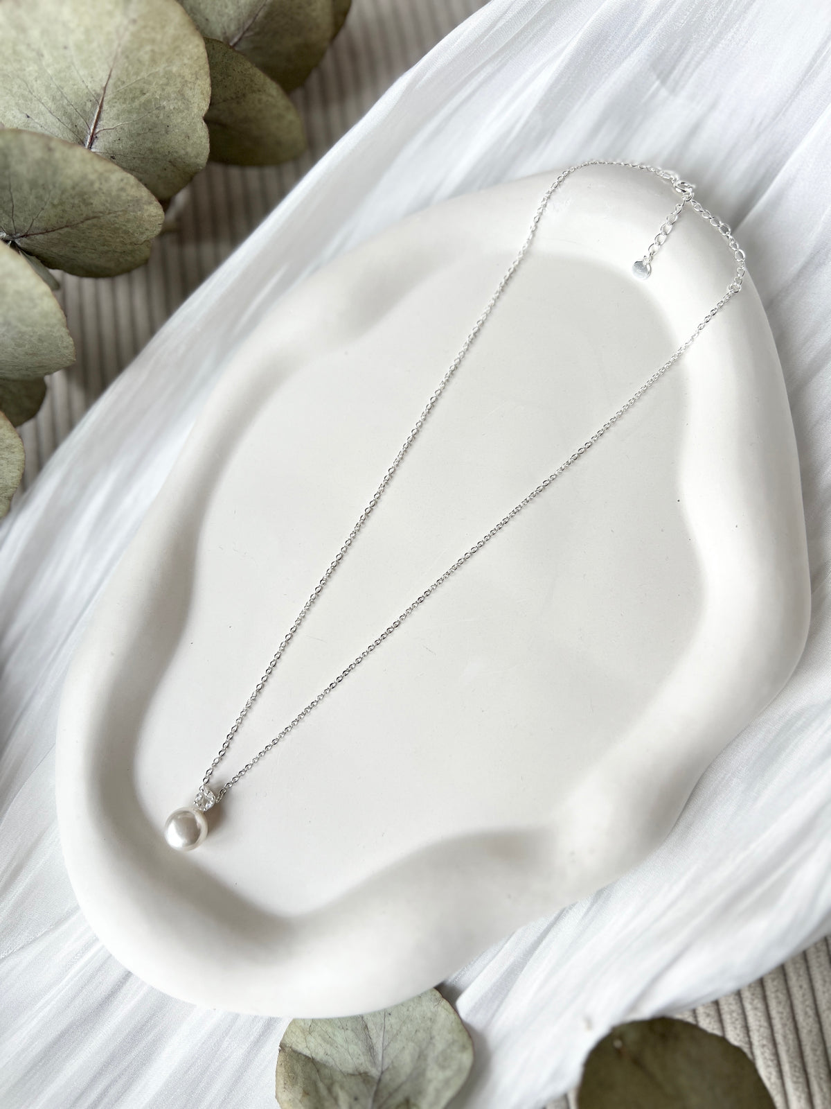 Feine Perlenhalskette, Brautschmuck, Silber, Perlenschmuck, Perlenkette, Hochzeitsschmuck, Hochwertige Kette, hellsilber, Brautjungfer, Trauzeugin, Geschenk für Frauen, Weihnachtsgeschenk