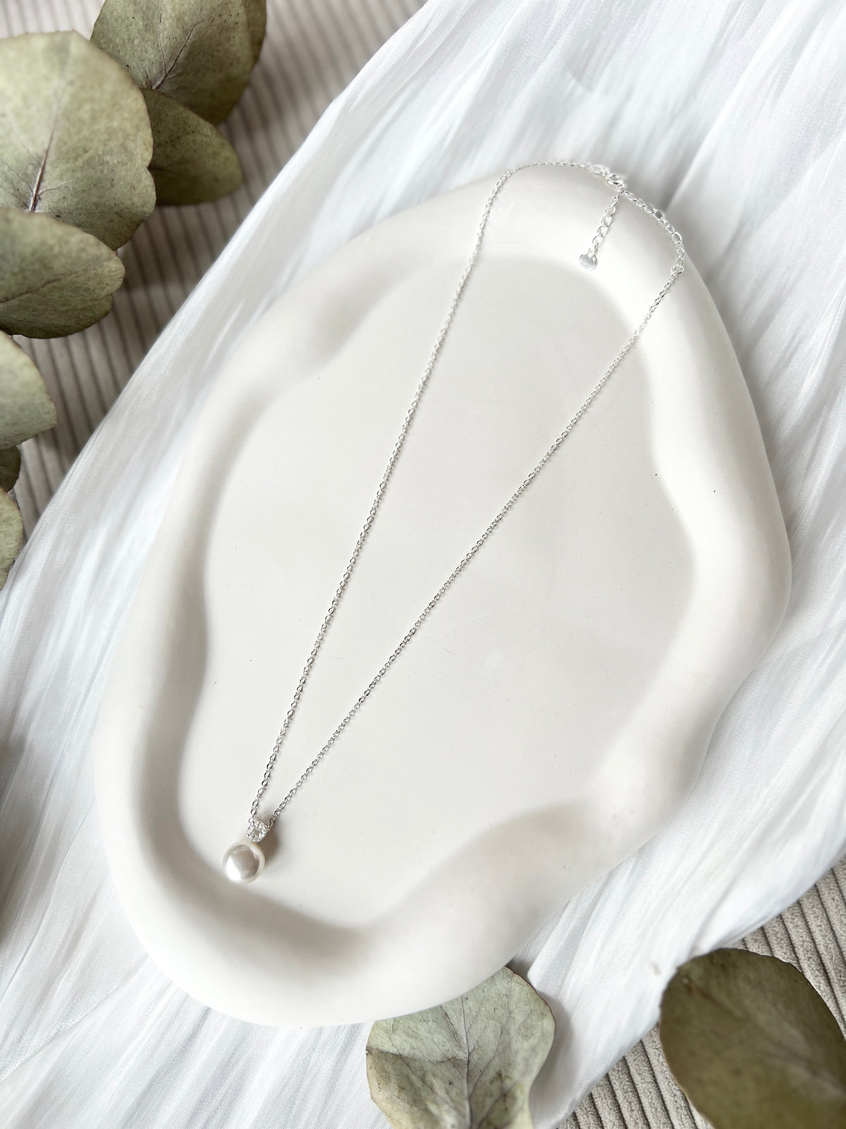 Feine Perlenhalskette, Brautschmuck, Silber, Perlenschmuck, Perlenkette, Hochzeitsschmuck, Hochwertige Kette, hellsilber, Brautjungfer, Trauzeugin, Geschenk für Frauen, Weihnachtsgeschenk