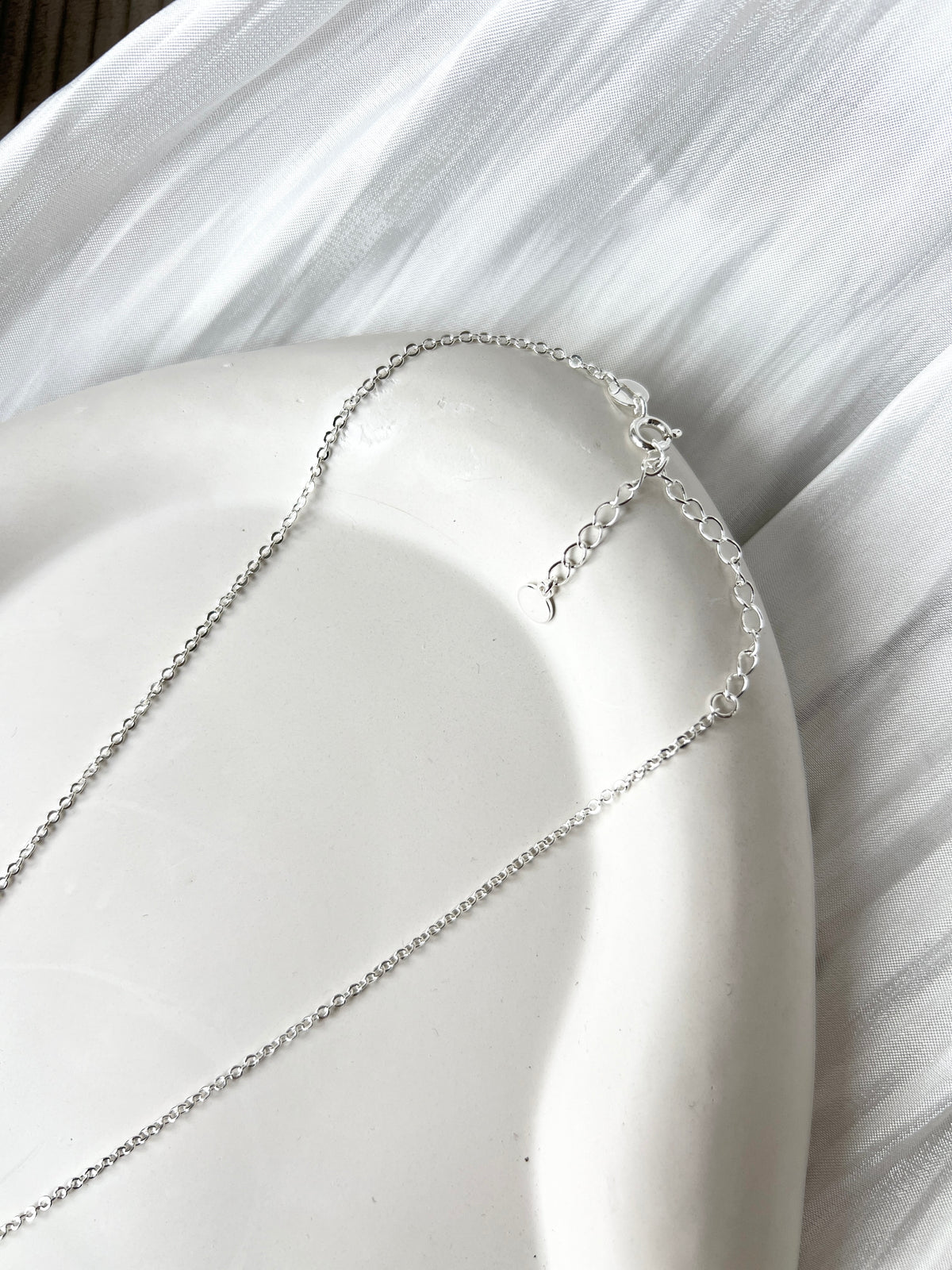 Feine Perlenhalskette, Brautschmuck, Silber, Perlenschmuck, Perlenkette, Hochzeitsschmuck, Hochwertige Kette, hellsilber, Brautjungfer, Trauzeugin, Geschenk für Frauen, Weihnachtsgeschenk