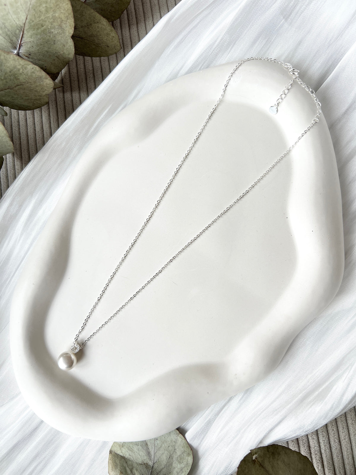 Feine Perlenhalskette, Brautschmuck, Silber, Perlenschmuck, Perlenkette, Hochzeitsschmuck, Hochwertige Kette, hellsilber, Brautjungfer, Trauzeugin, Geschenk für Frauen, Weihnachtsgeschenk