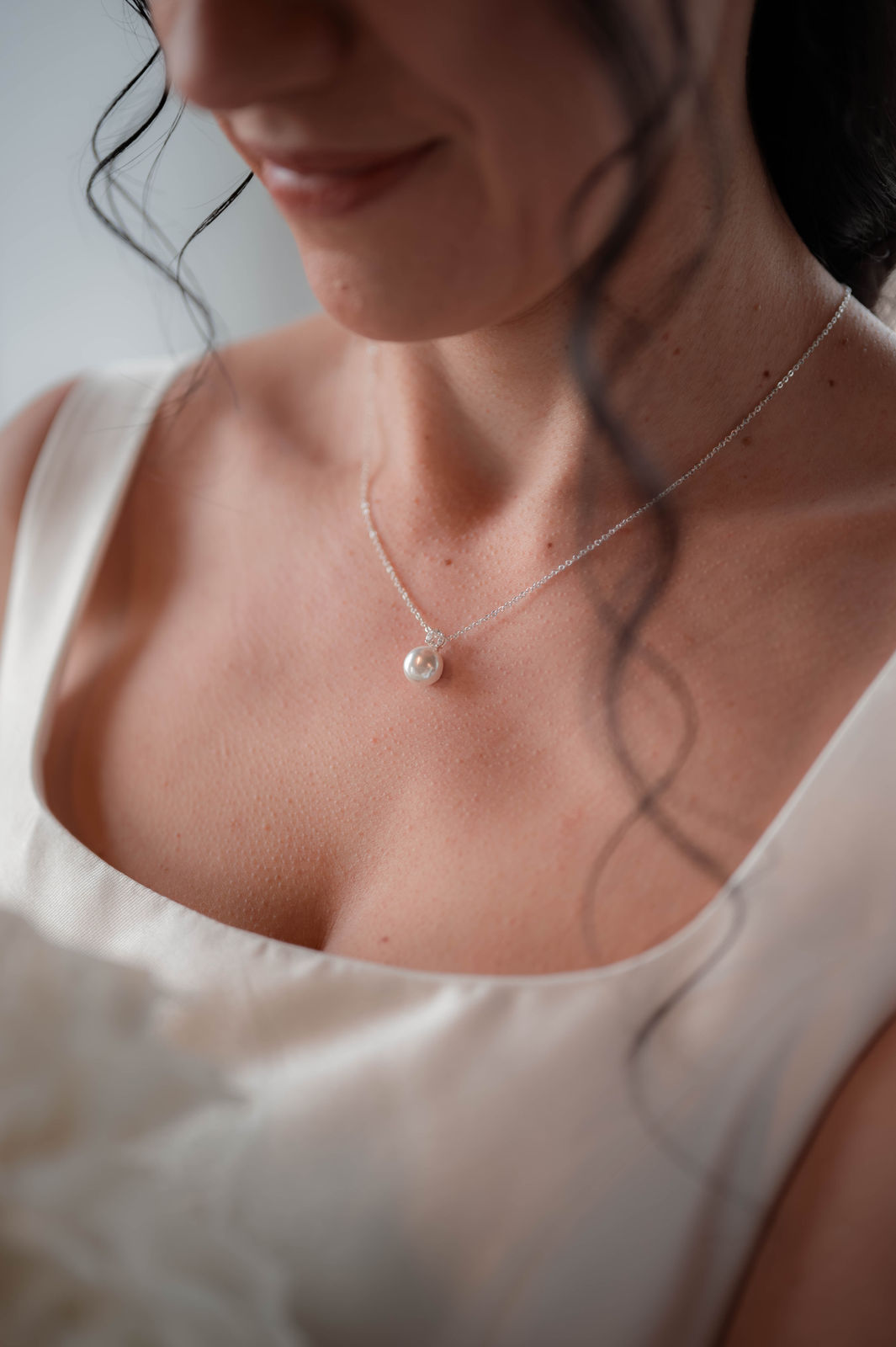 Feine Perlenhalskette, Brautschmuck, Silber, Perlenschmuck, Perlenkette, Hochzeitsschmuck, Hochwertige Kette, hellsilber, Brautjungfer, Trauzeugin, Geschenk für Frauen, Weihnachtsgeschenk