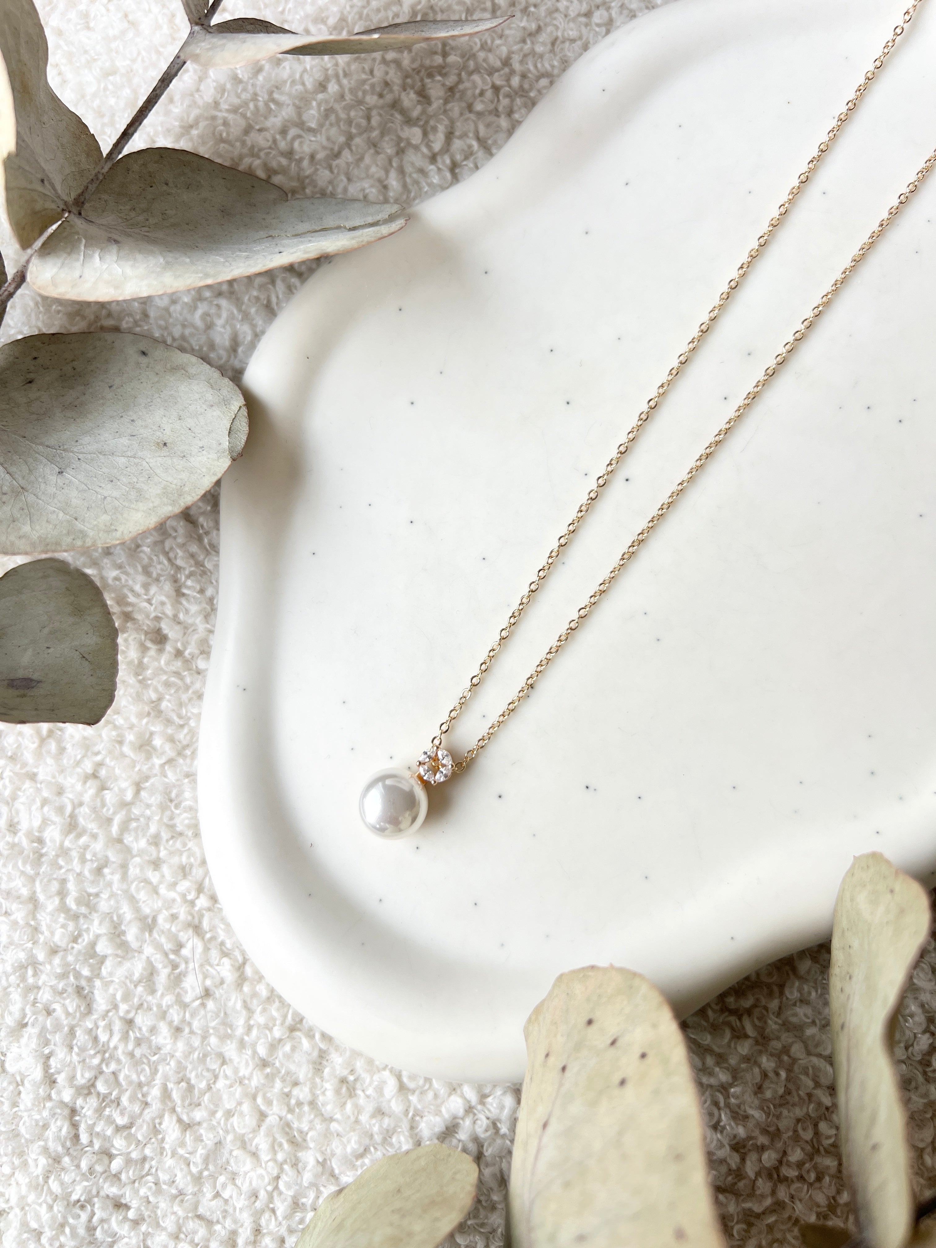 Feine Perlenhalskette, Gold, Weisse Perle, Brautschmuck, Feinschmuck, Brauthalskette, hochwertiger Perlenschmuck, Hochzeitsschmuck, moderner Schmuck, Braut, Hochzeit, Weddinginspiration