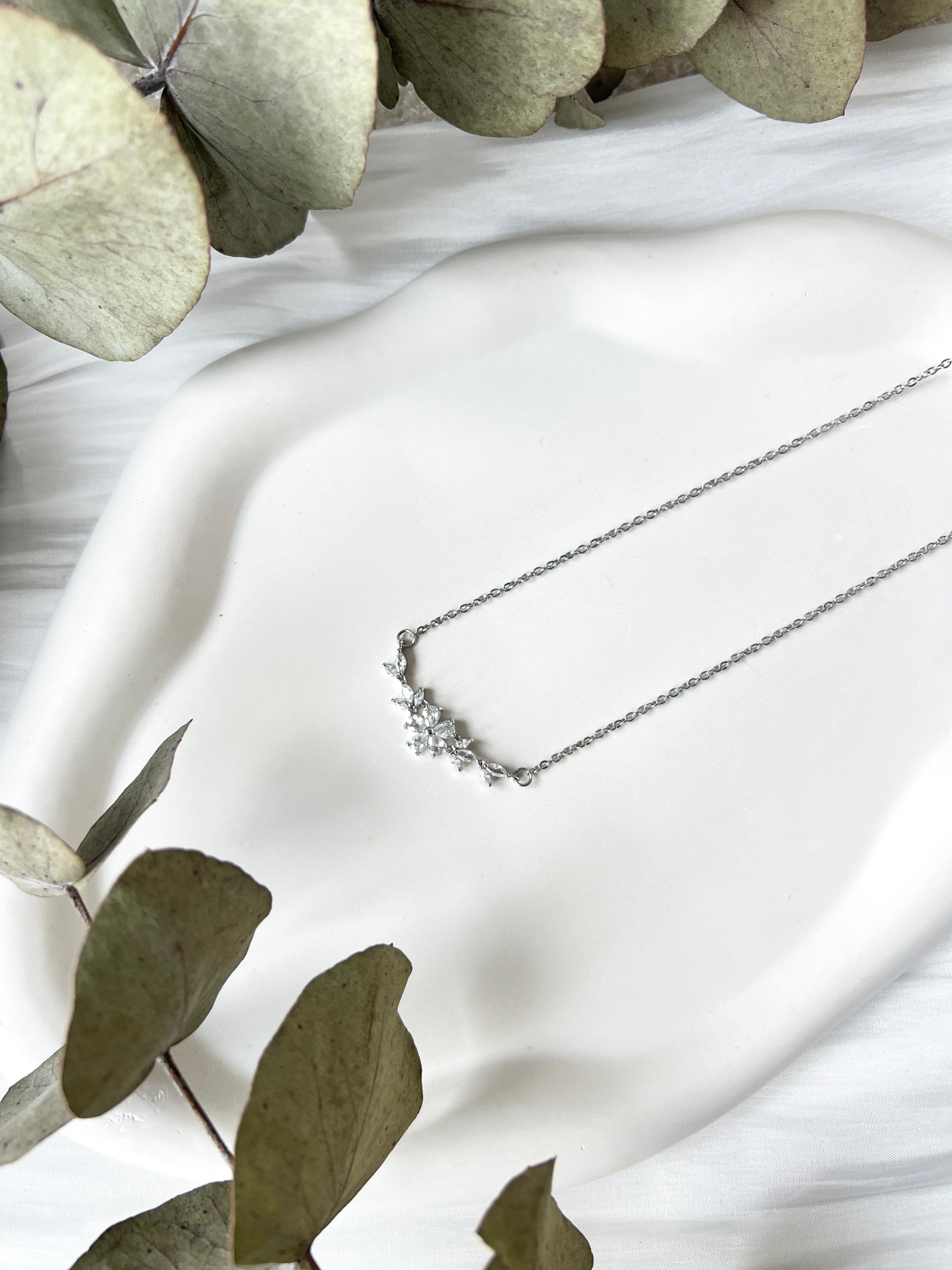 Halskette, kurze Kette, feiner Brautschmuck, feine Blumen, Roségold, Silber oder Gold, glaenzender Schmuck, hochwertiger Hochzeit, Brauthalskette, Brautjungfer, Geschenk fuer Sie, kurze Kette, Damenschmuck, Weihnachtsgeschenk Frauen