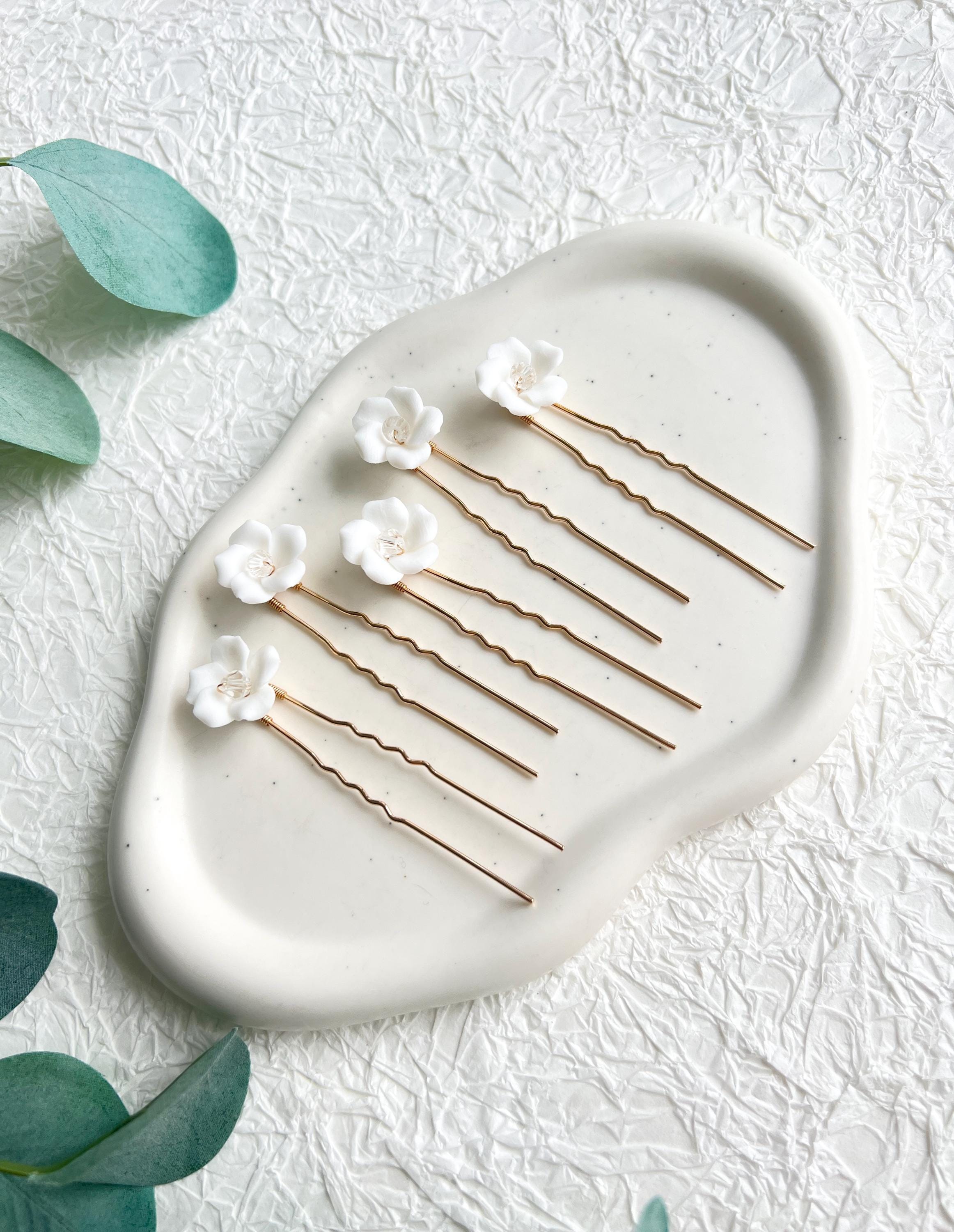 Haarnadeln, Braut, Gold, Haarschmuck, Set 5 Stueck, transparent glaenzende Perlen und zarte weiße Blumen aus Keramik, moderner Brautschmuck, Bluete, feiner Brauthaarschmuck, hochwertiger Schmuck Hochzeit, Brautfrisur, Weddinginspiration, Bridallook, Brautjungfer, Schmuckbluete
