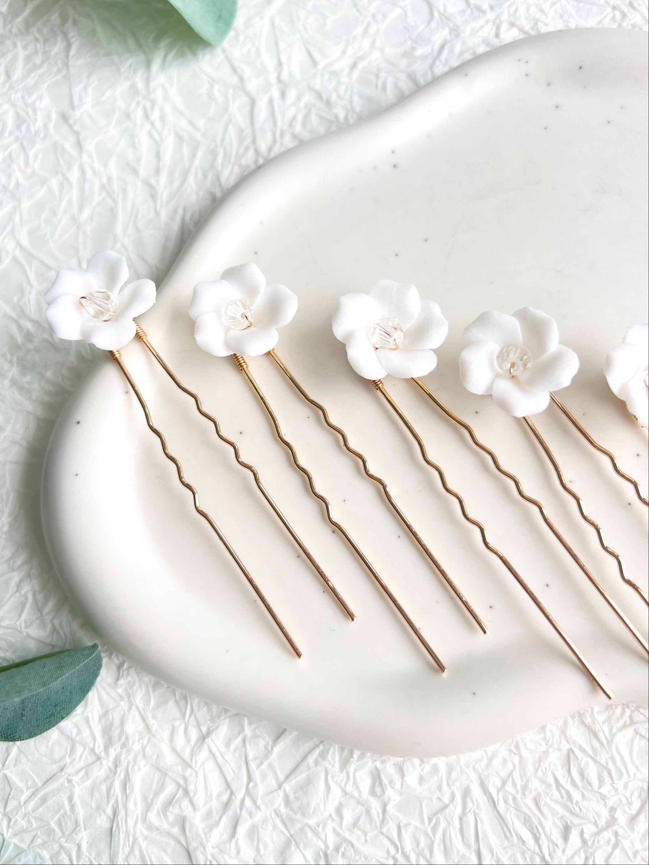 Haarnadeln, Braut, Gold, Haarschmuck, Set 5 Stueck, transparent glaenzende Perlen und zarte weiße Blumen aus Keramik, moderner Brautschmuck, Bluete, feiner Brauthaarschmuck, hochwertiger Schmuck Hochzeit, Brautfrisur, Weddinginspiration, Bridallook, Brautjungfer, Schmuckbluete