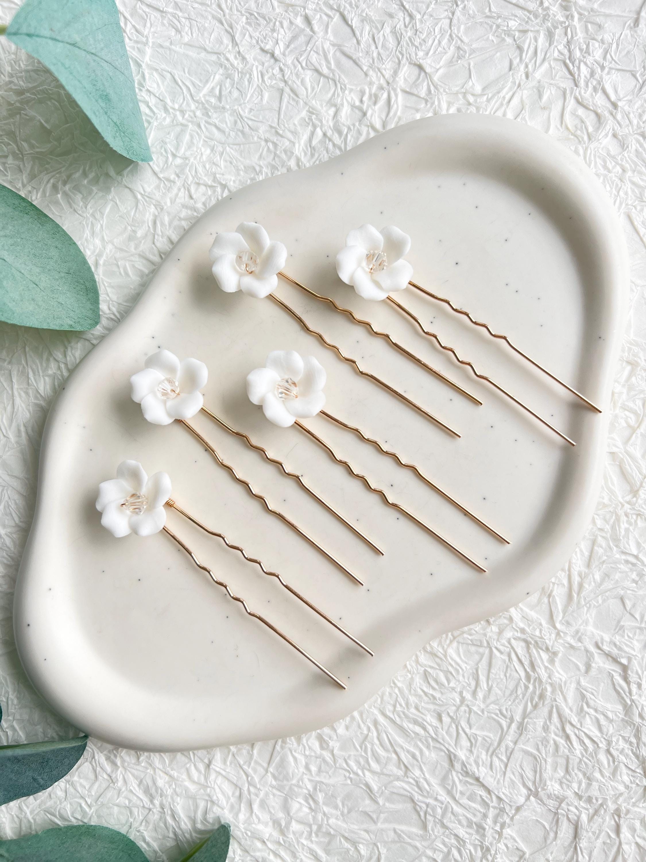 Haarnadeln, Braut, Gold, Haarschmuck, Set 5 Stueck, transparent glaenzende Perlen und zarte weiße Blumen aus Keramik, moderner Brautschmuck, Bluete, feiner Brauthaarschmuck, hochwertiger Schmuck Hochzeit, Brautfrisur, Weddinginspiration, Bridallook, Brautjungfer, Schmuckbluete