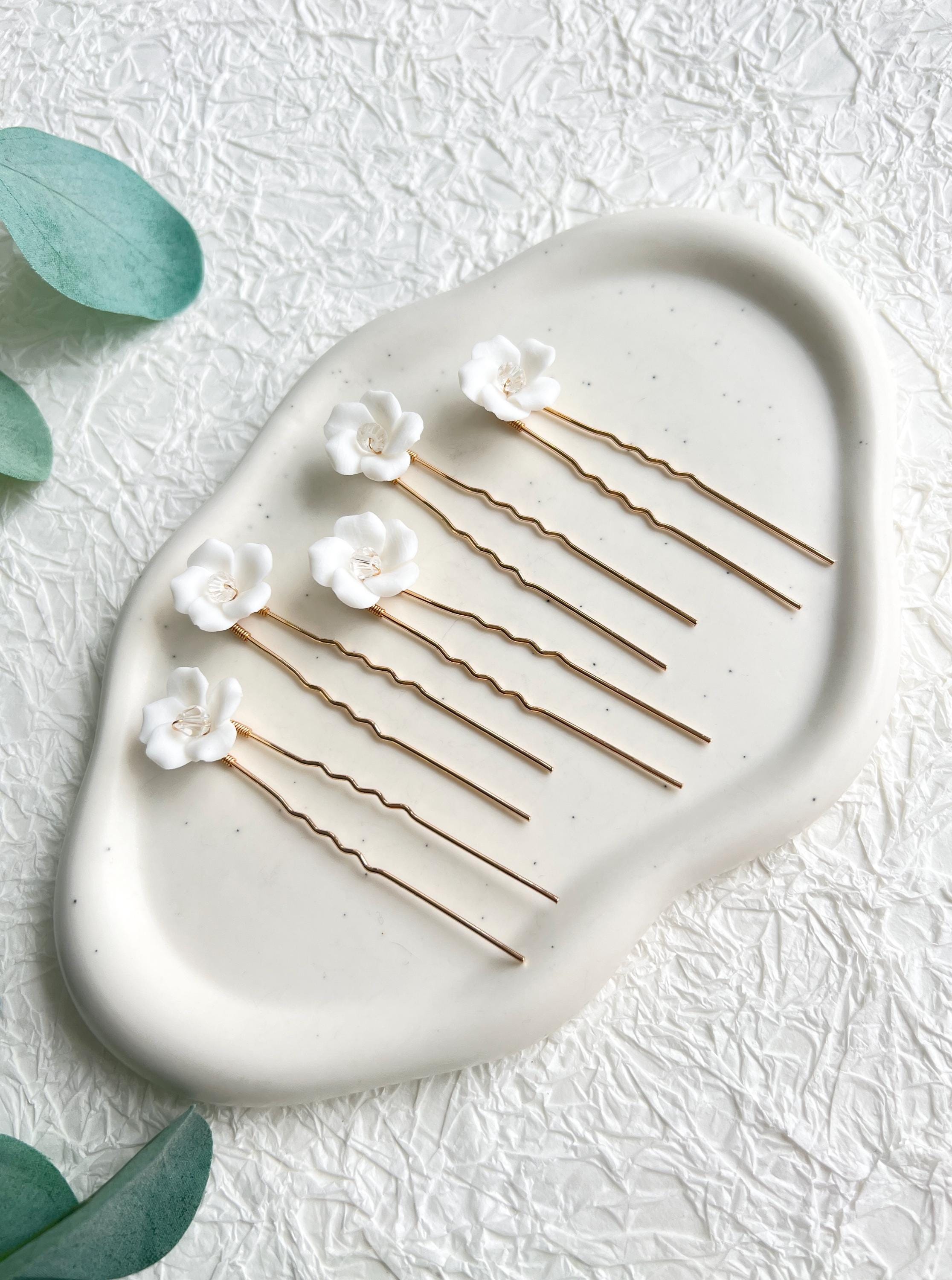 Haarnadeln, Braut, Gold, Haarschmuck, Set 5 Stueck, transparent glaenzende Perlen und zarte weiße Blumen aus Keramik, moderner Brautschmuck, Bluete, feiner Brauthaarschmuck, hochwertiger Schmuck Hochzeit, Brautfrisur, Weddinginspiration, Bridallook, Brautjungfer, Schmuckbluete