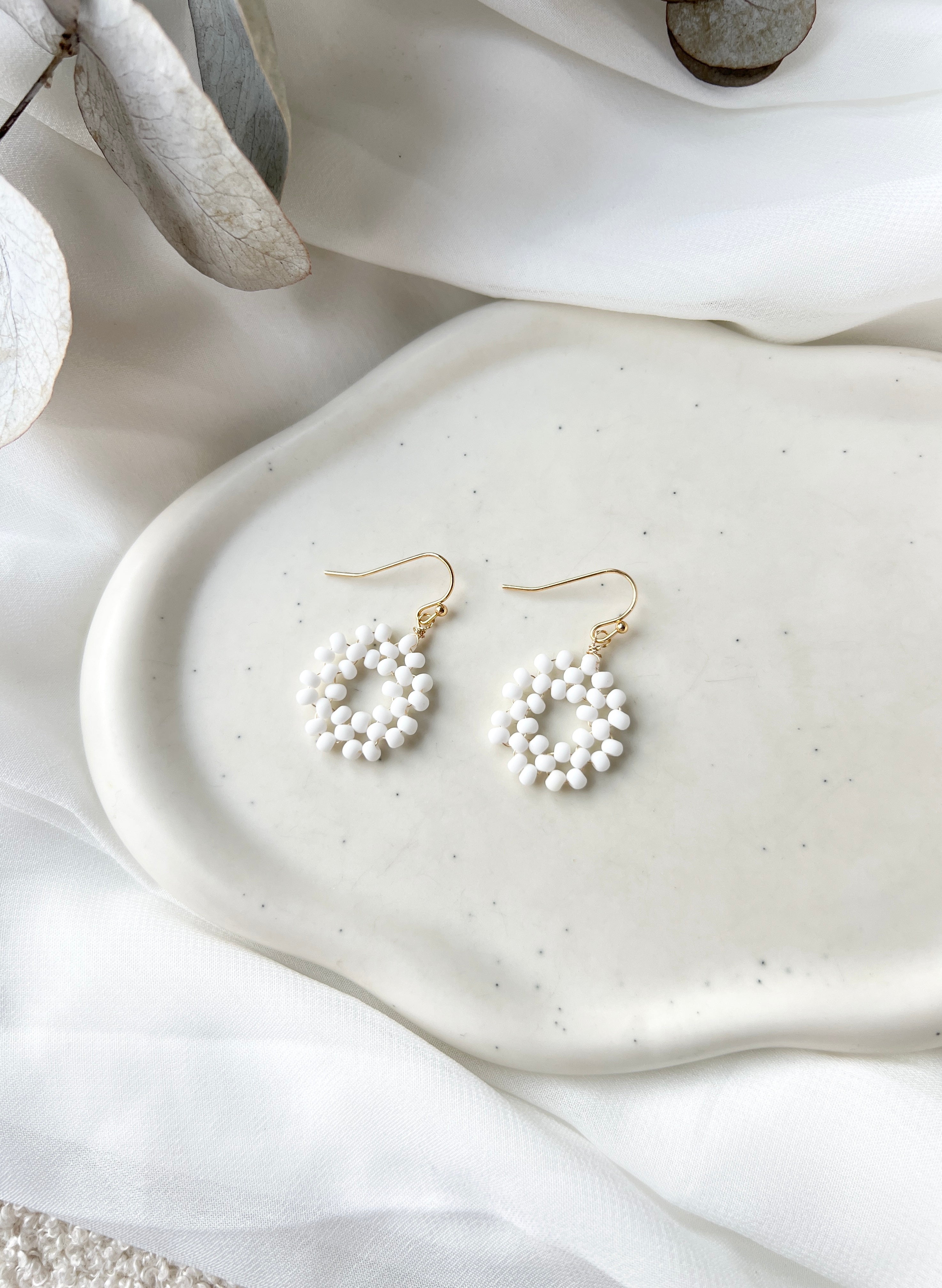 Filigrane Perlenohrringe, handgefertigt in Deutschland, feine Brautohrringe, Ohrringe mit weißen Perlen, runde Form, Bluetenform, Hochzeitsschmuck, feinste Handarbeit, Feinschmuck, Schmuck Hochzeit, elegante Hochzeitsohrringe, Haengeohrringe mit goldenen Details, Perlenohrringe, Perlenschmuck gefertigt in Deutschland