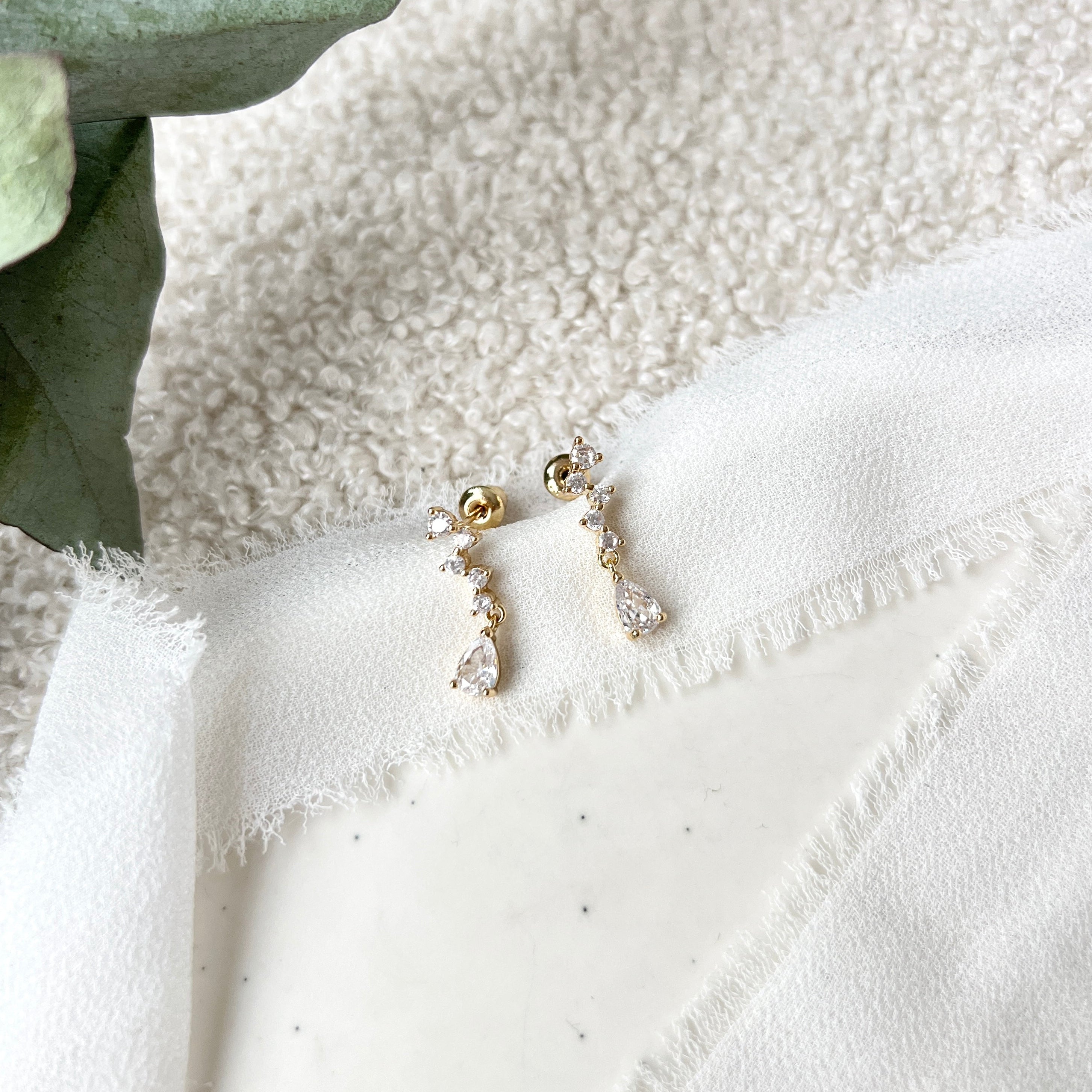 Feine baumelnde Ohrstecker, Ohrringe fuer die Braut, Gold, goldene Brautohrringe, eleganter Brautschmuck, Brautmode, Weddinginspiration, Bride to be, Hochzeit, hochwertiger Hochzeitsschmuck, Brautjungfer, Trauzeugin, Geschenk für Sie, Damenschmuck, Schmuck fuer Frauen, Valentinstag, Geburtstagsgeschenk