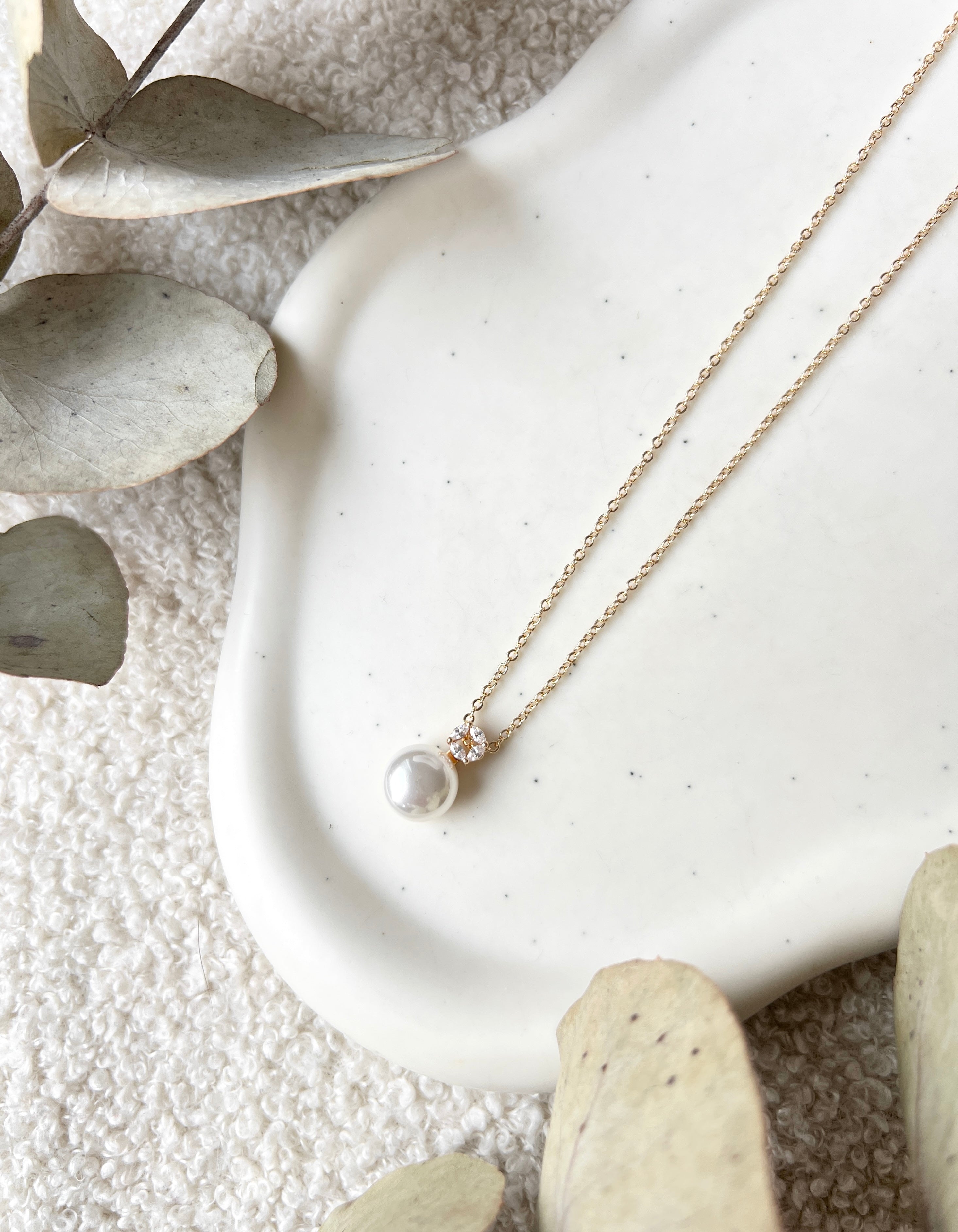 Feine Perlenhalskette, Gold, Weisse Perle, Brautschmuck, Feinschmuck, Brauthalskette, hochwertiger Perlenschmuck, Hochzeitsschmuck, moderner Schmuck, Braut, Hochzeit, Weddinginspiration