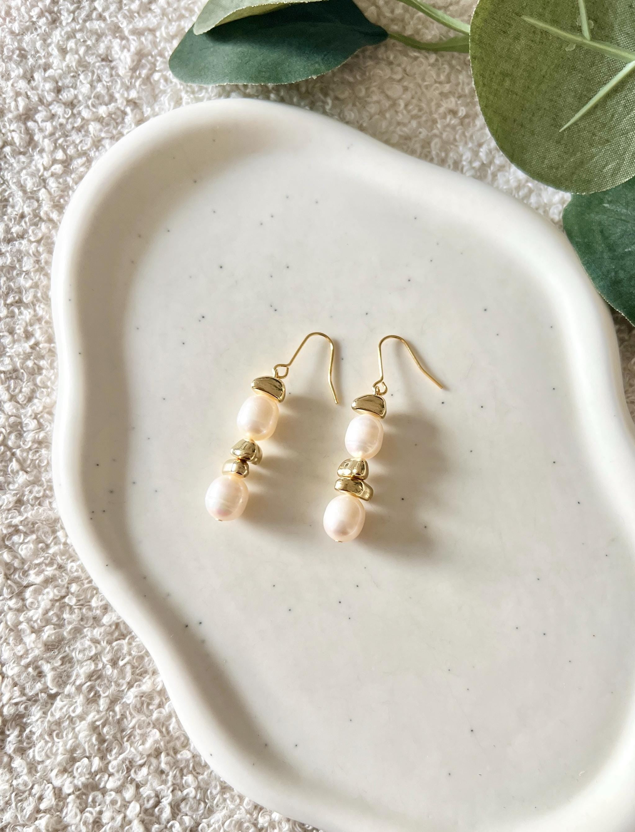 Perlenohrringe, weisse Perlen und goldene Details, Damenohrringe, moderner Alltagsschmuck, Ohrringe fuer den Alltag, feiner Perlenschmuck, Haengeohrringe, Frauenschmuck, Geschenk fuer Sie, Geburtstagsgeschenk, Brautschmuck