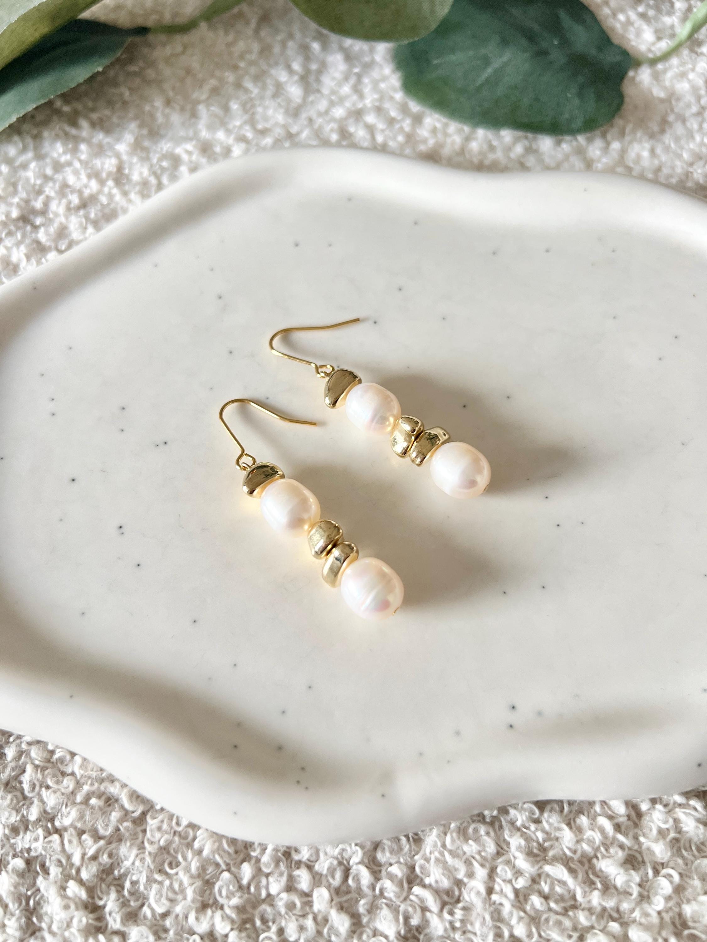 Perlenohrringe, weisse Perlen und goldene Details, Damenohrringe, moderner Alltagsschmuck, Ohrringe fuer den Alltag, feiner Perlenschmuck, Haengeohrringe, Frauenschmuck, Geschenk fuer Sie, Geburtstagsgeschenk, Brautschmuck