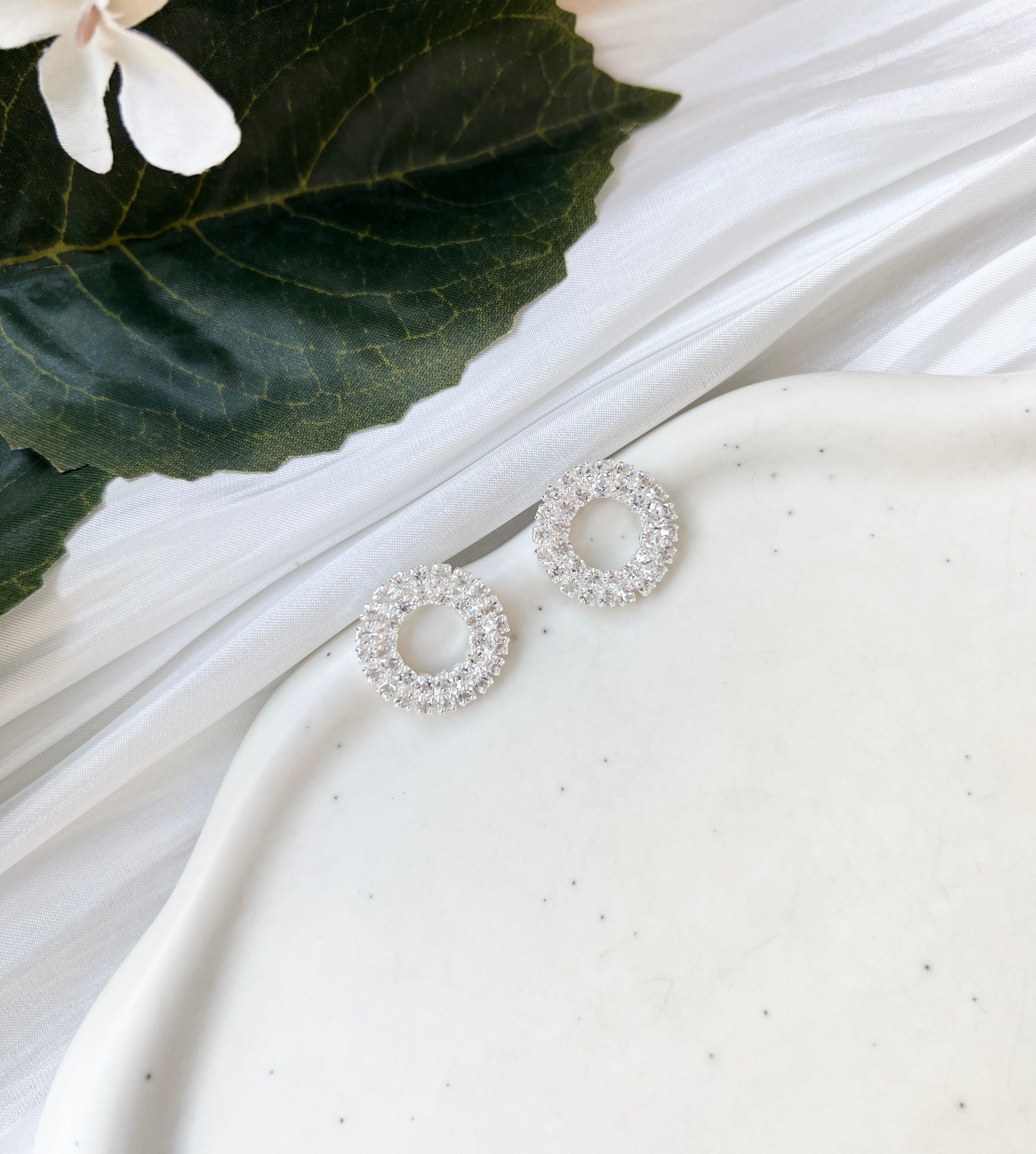 Feine Ohrstecker, silberne Brautohrringe, Silber, Rund, Strasssteine, hochwertiger Brautschmuck, elegante Ohrringe, glaenzender Schmuck, Hochzeitsschmuck, Runde Form, Geschenk fuer Sie, feiner Damenschmuck, Geburtstagsgeschenk, Standesamtlook, Weddinginspiration, Bridalinspo