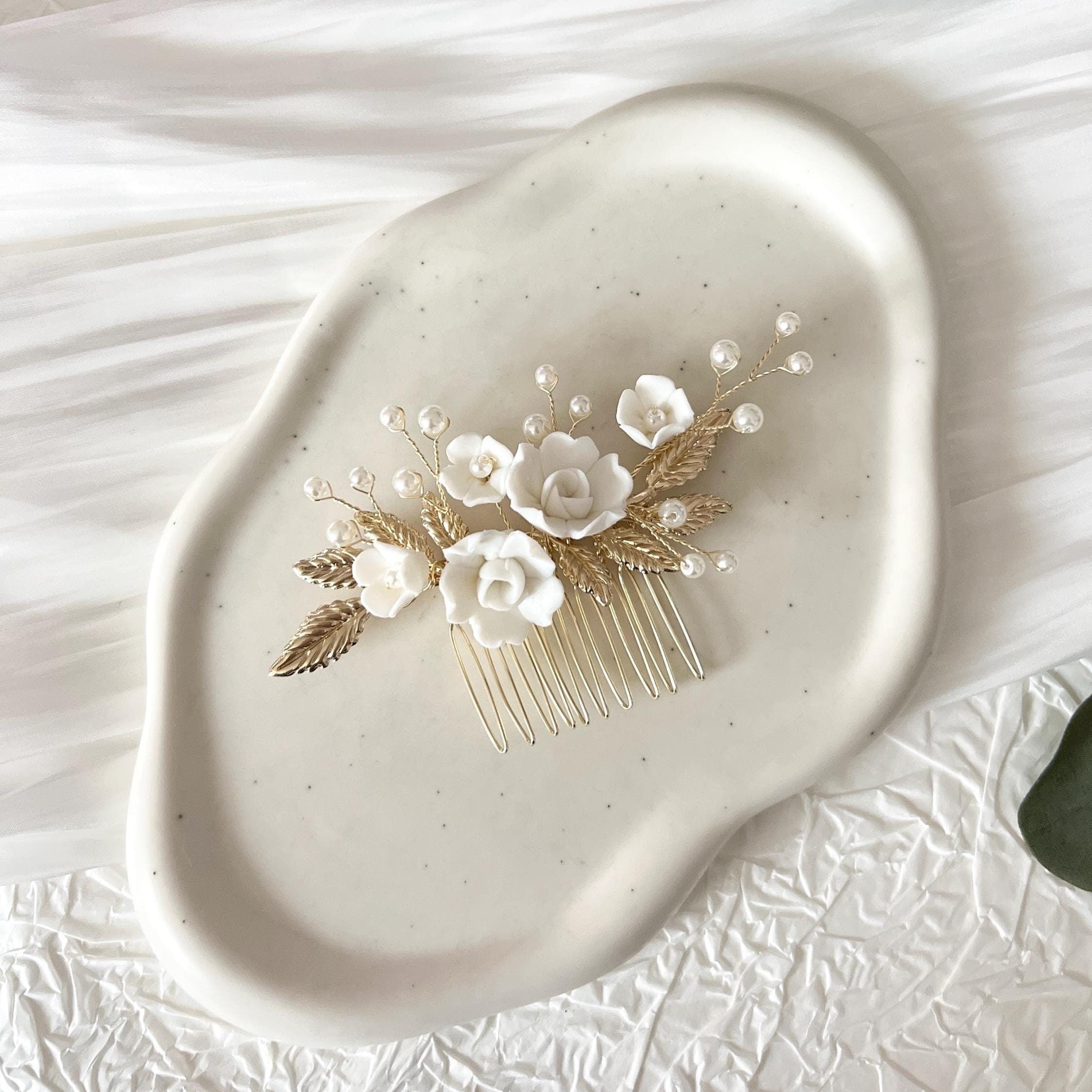 Feiner Haarkamm mit weissen Keramikblueten, Brauthaarschmuck, Gold, weisse Blumen, eleganter Brautschmuck, Brautfrisur, Weddinginspiration, Schmuck Hochzeit, Hochzeitsschmuck