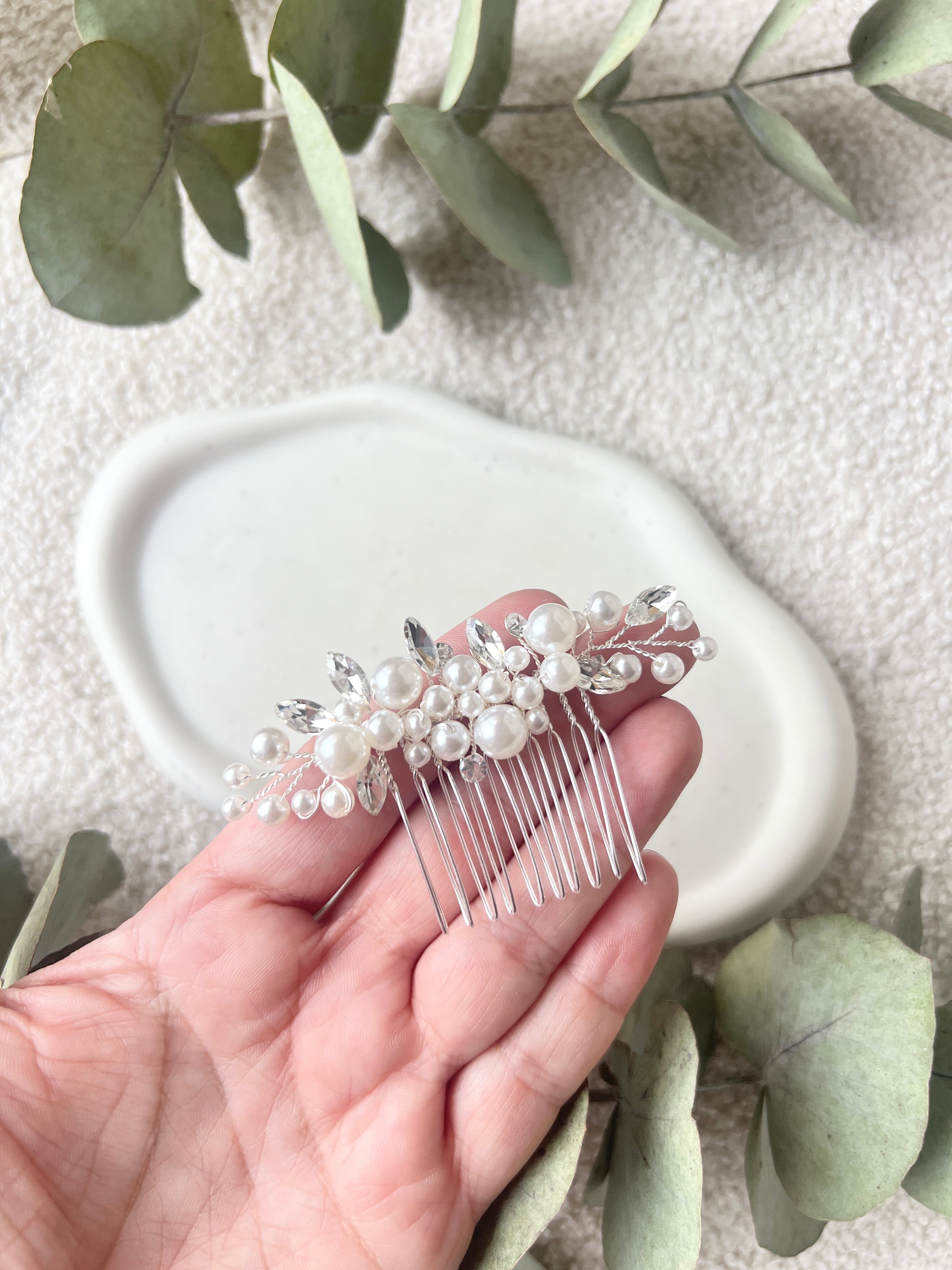 Feiner silberner Brauthaarschmuck eleganter Haarkamm, Brautschmuck mit glaenzenden Strasssteinen, Brautfrisur, Schmuck fuer die Hochzeit, Haarschmuck