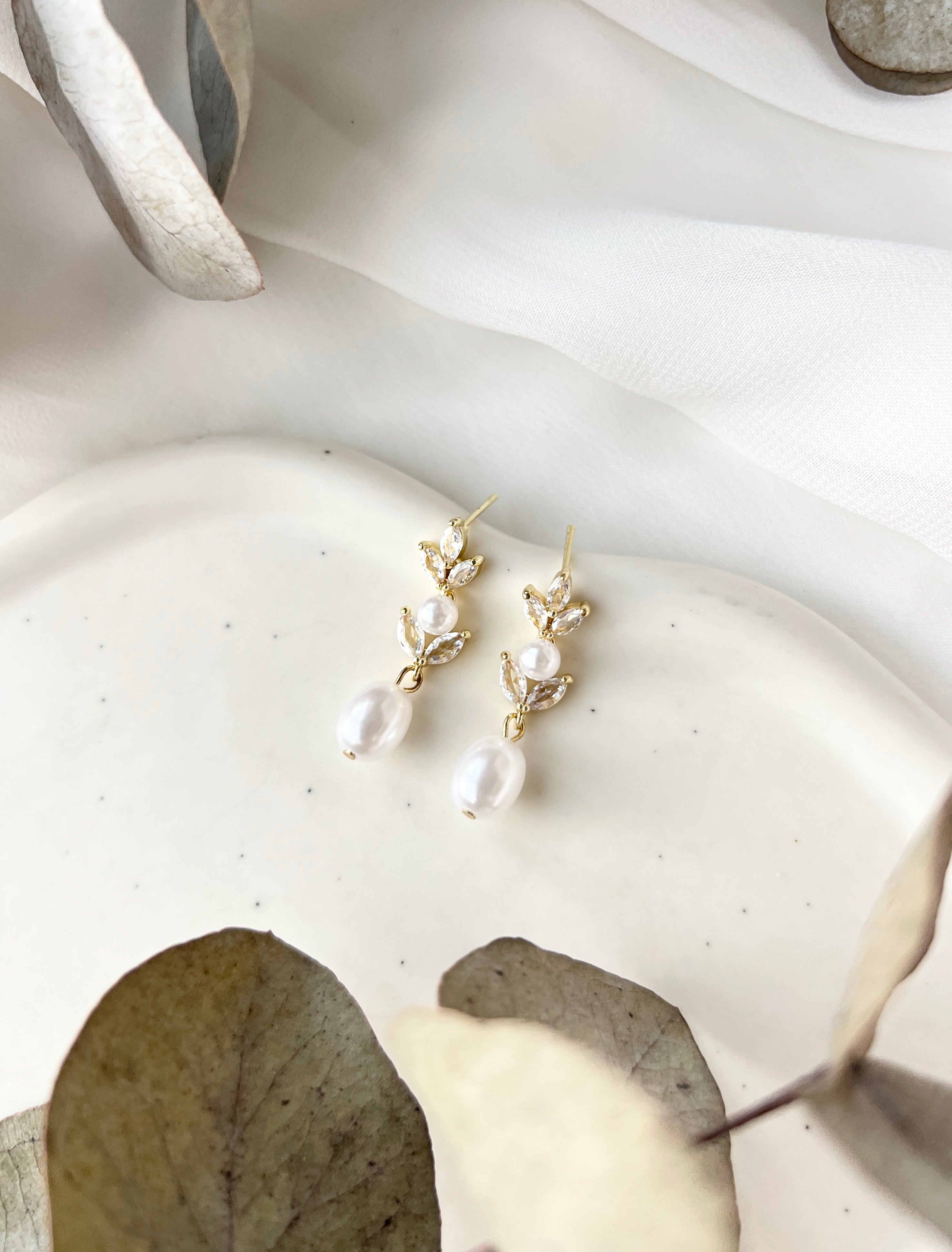 Feine Perlenohrringe, goldene Ohrringe, glaenzende Ohrstecker, funkelnde Steine, feiner Brautschmuck, hochwertiger Perlenschmuck, Haengeohrringe, edler Hochzeitsschmuck, elegante Brautohrringe, Schmuck Hochzeit, Damenohrringe, Weddinginspiration, Bridalinspo