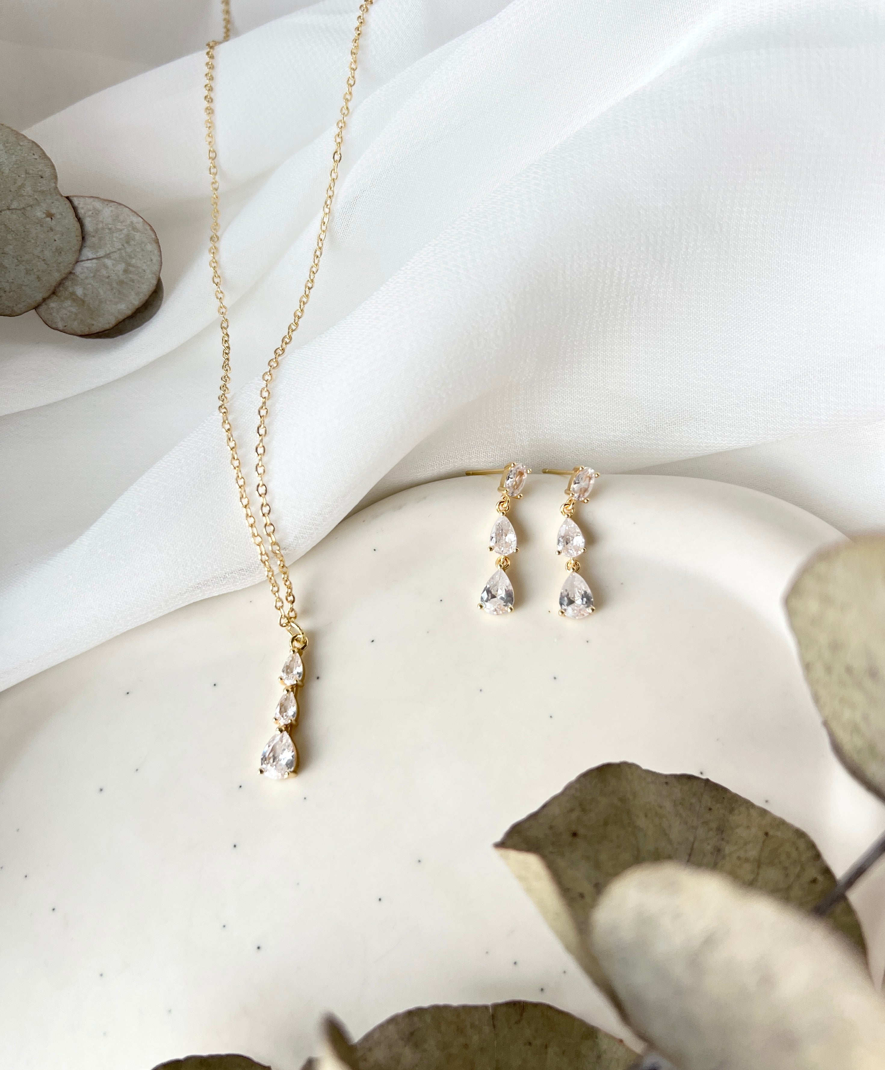 Schmuckset, Halskette und Ohrringe, feiner Hochzeitsschmuck, Brautschmuck, Brautohrringe und Brauthalskette, Damenschmuck, Schmuck Hochzeit, glaenzende Schmuckstuecke, Brautset, Brautjungfer, Geschenk fuer Sie, Geburtstagsgeschenk Frauen, goldener Schmuck, Weddinginspiration