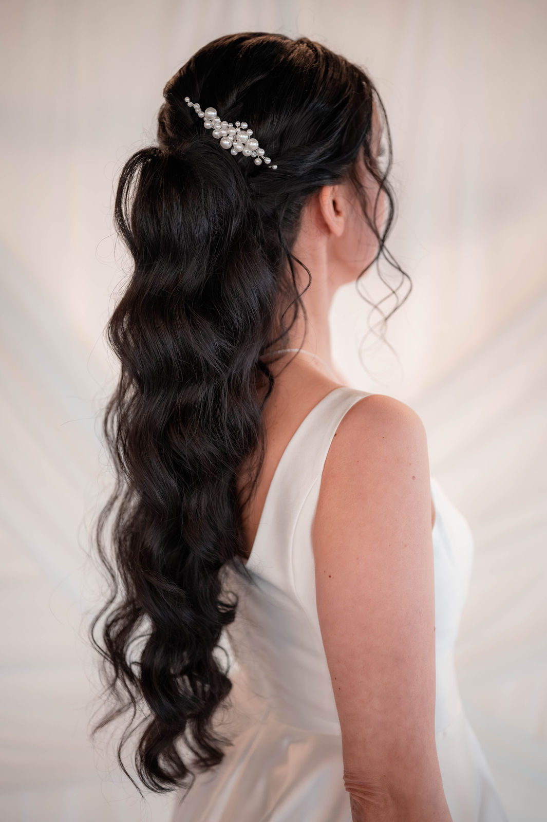 Braut, Haarschmuck, eleganter Haarkamm mit weißen Perlen, Silber, Hochzeit, Schmuck, Brautschmuck, Perlenschmuck, moderner Brauthaarschmuck, feiner Perlenhaarkamm, Hochzeitsschmuck fuer die Brautfrisur