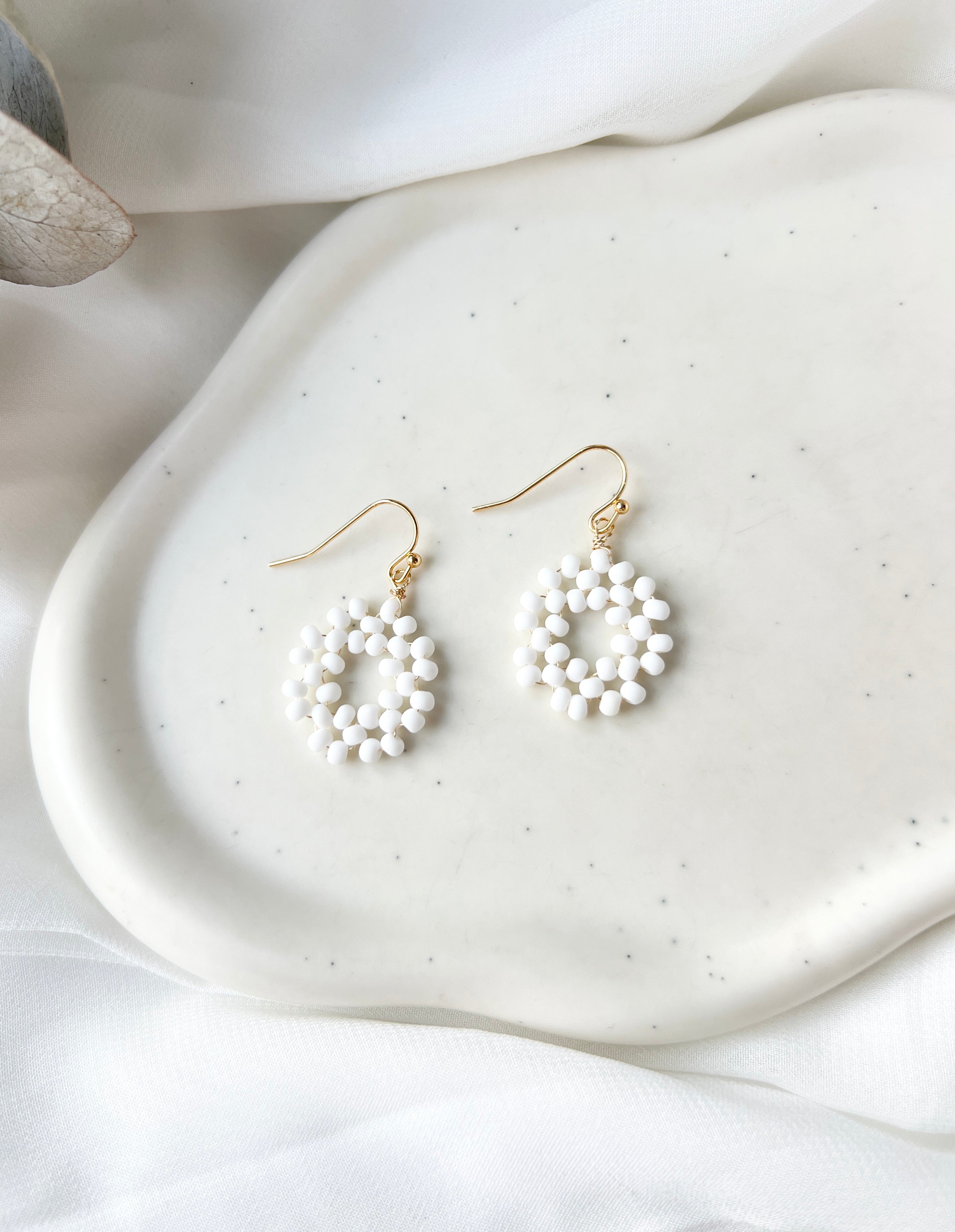 Filigrane Perlenohrringe, handgefertigt in Deutschland, feine Brautohrringe, Ohrringe mit weißen Perlen, runde Form, Bluetenform, Hochzeitsschmuck, feinste Handarbeit, Feinschmuck, Schmuck Hochzeit, elegante Hochzeitsohrringe, Haengeohrringe mit goldenen Details, Perlenohrringe, Perlenschmuck gefertigt in Deutschland