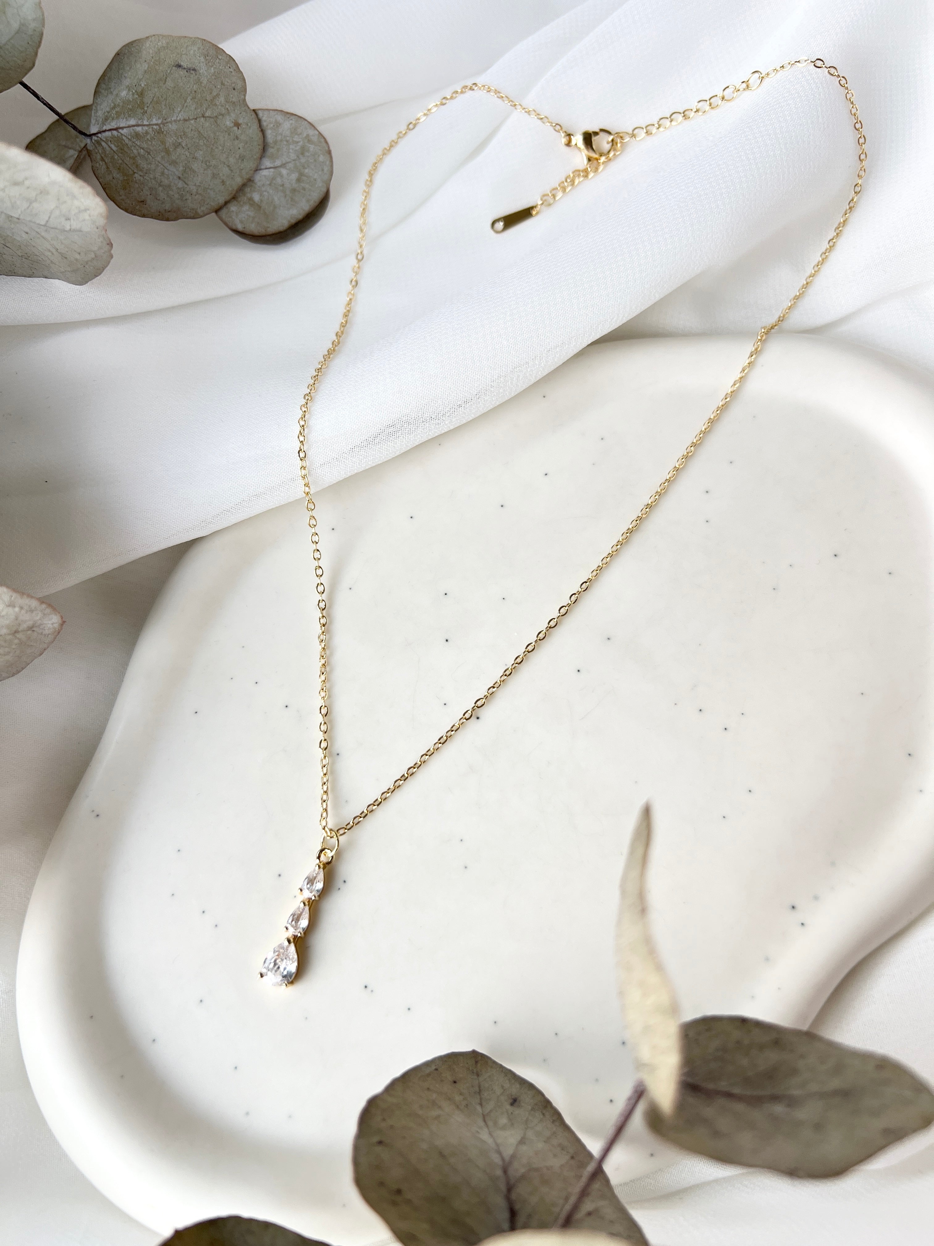 Feine Halskette, goldener Brautschmuck, Brauthalskette, Edelstahl, verstellbare Laenge, Hochzeitsschmuck, Gold, funkelnder Cubic Zirconia Anhaenger, elegante Kette, Hochzeit, Schmuck, Damenschmuck, Geschenk für Sie, Frauenschmuck, Weddinginspiration
