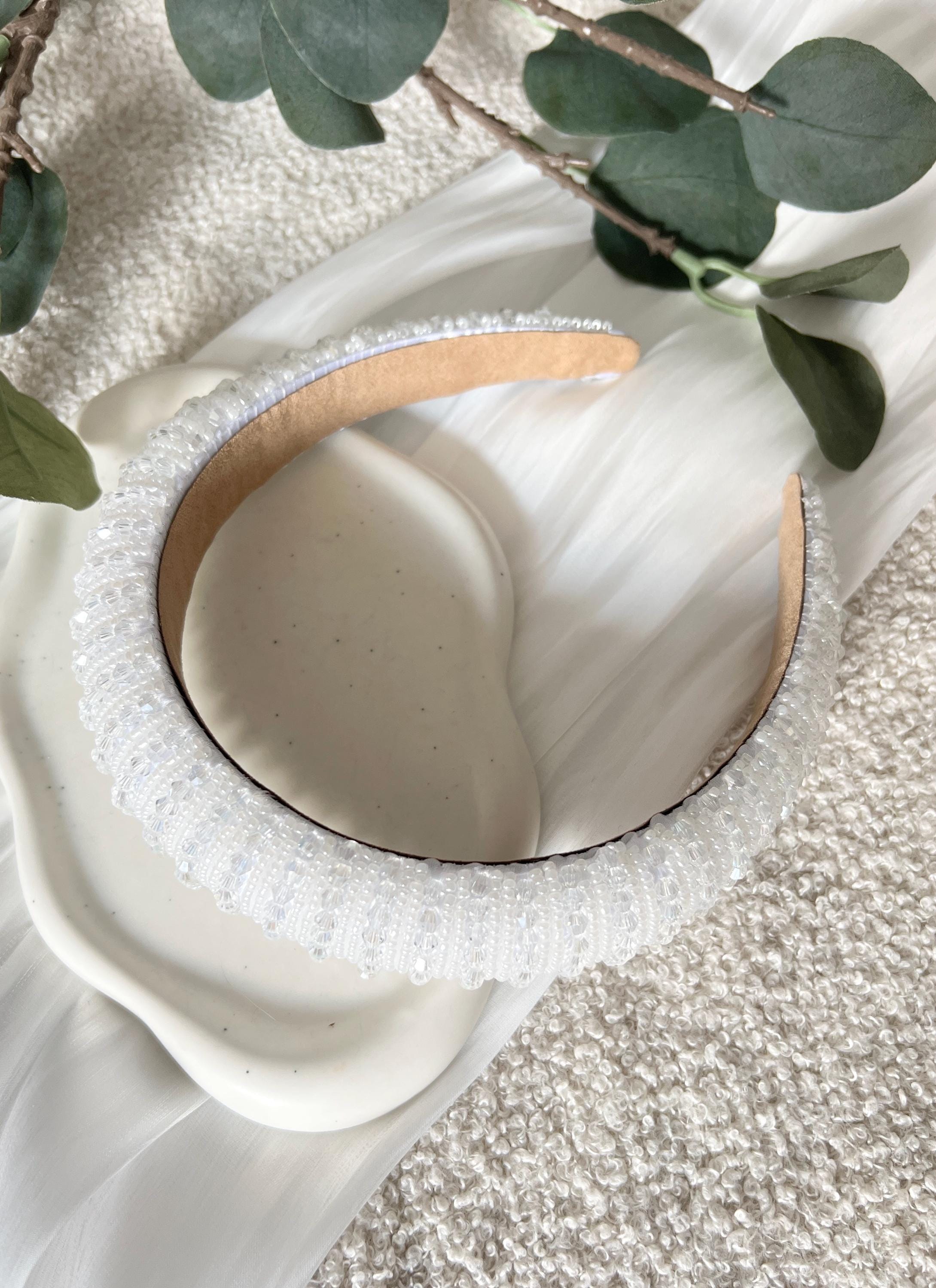 Eleganter breiter Perlenhaarreif, Haarreif mit feinen zarten Perlen, weiße und transparente Perlen, glänzender Brauthaarschmuck, Haarschmuck für die Hochzeit, Standesamt, moderner Perlenschmuck, Brautfrisur, Schmuck, Braut