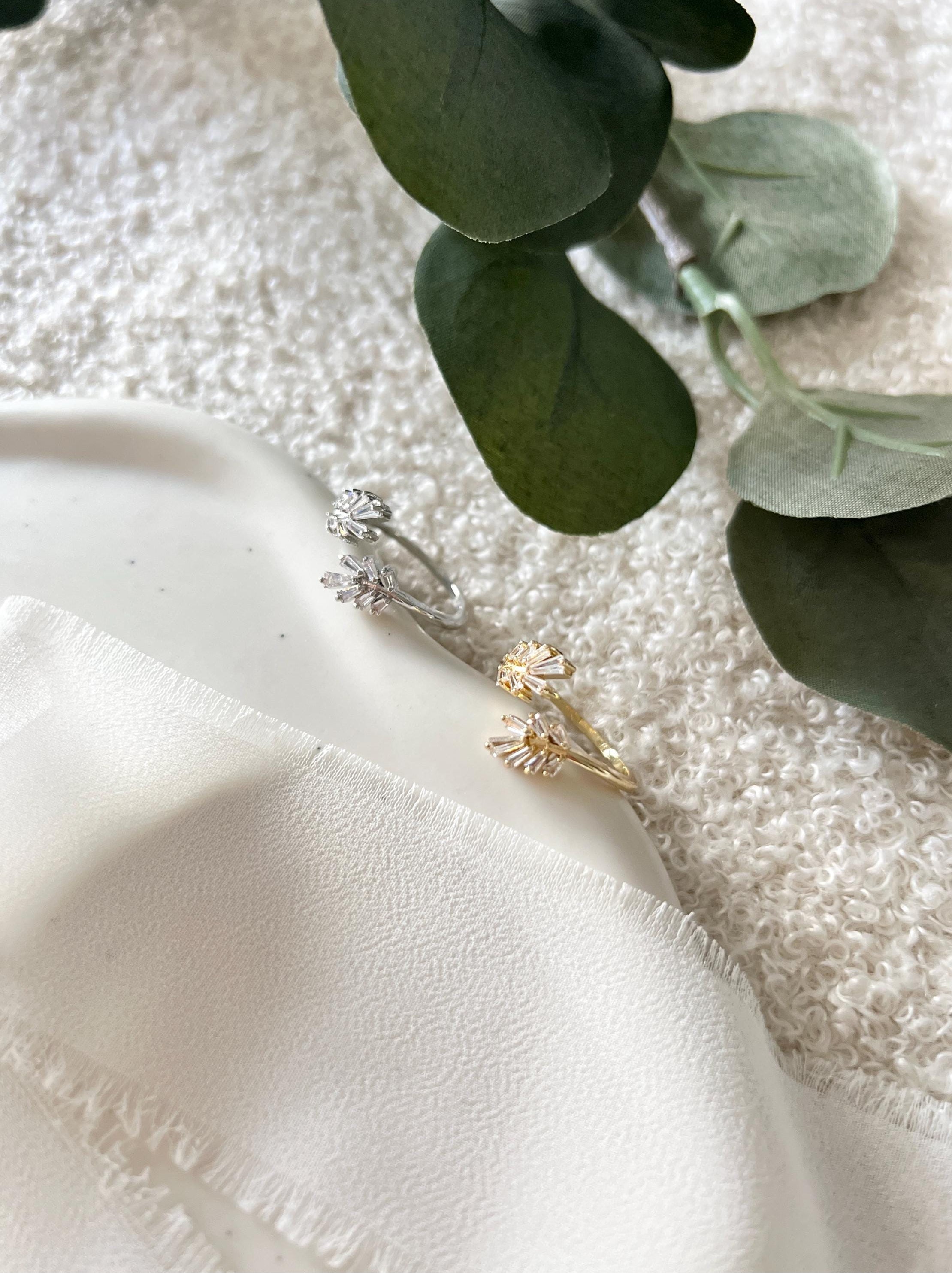 Feiner silberner Ring, glaenzende Strasssteine, filigraner Schmuck, offener Fingerschmuck, verstellbar, Einheitsgröße, Weihnachtsgeschenk, Geburtstagsgeschenk, Schmuck Frauen, eleganter Damenschmuck