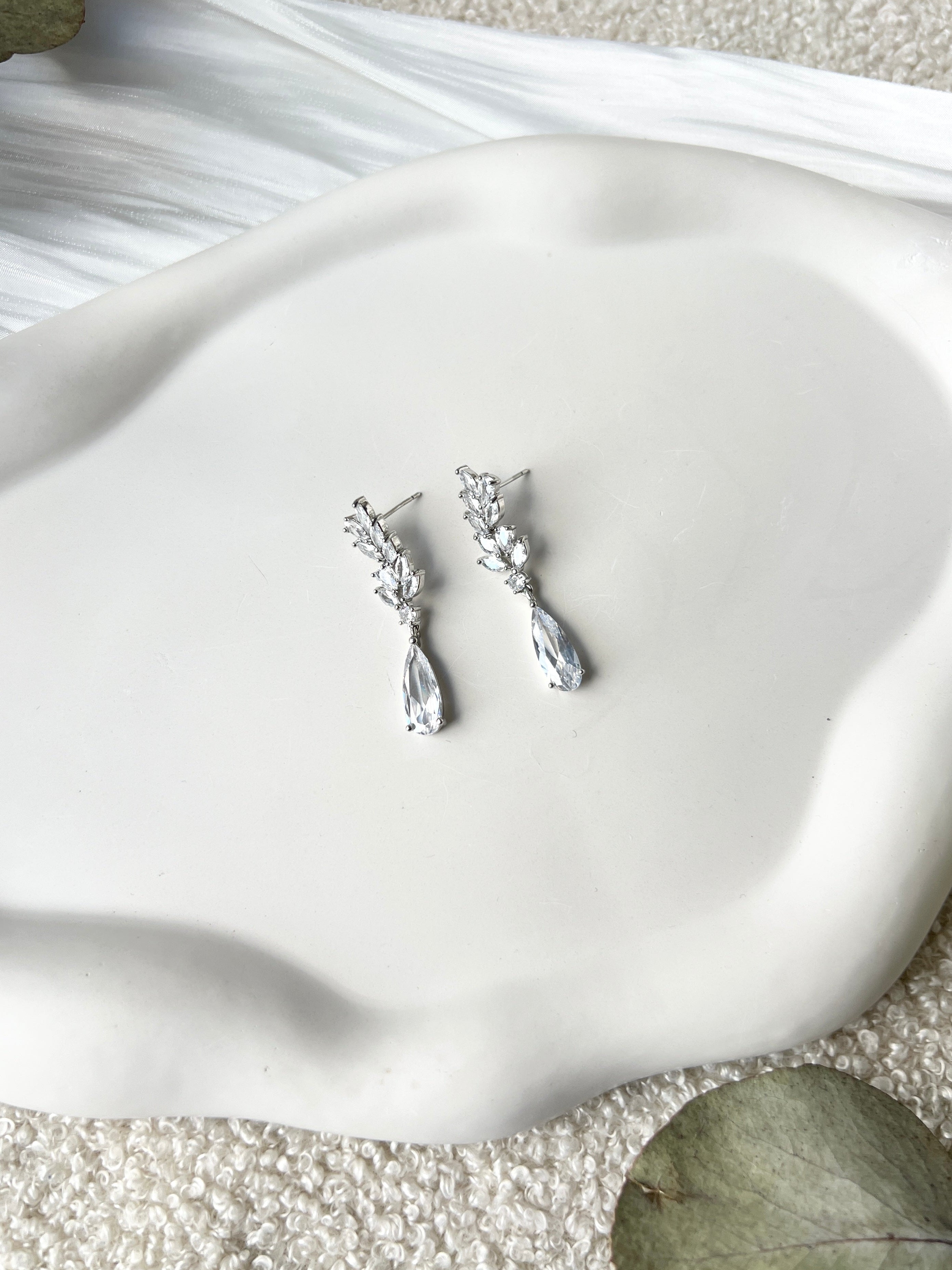 Silberne Brautohrringe, feine Ohrringe, glaenzende Ohrstecker, eleganter Brautschmuck, funkelnde Haengeohrringe, Hochzeitsschmuck, Schmuck für Frauen, Geschenk fuer Sie, Geburtstagsgeschenk, Damenschmuck, Bride to be, Weddinginspiration, Valentinstag