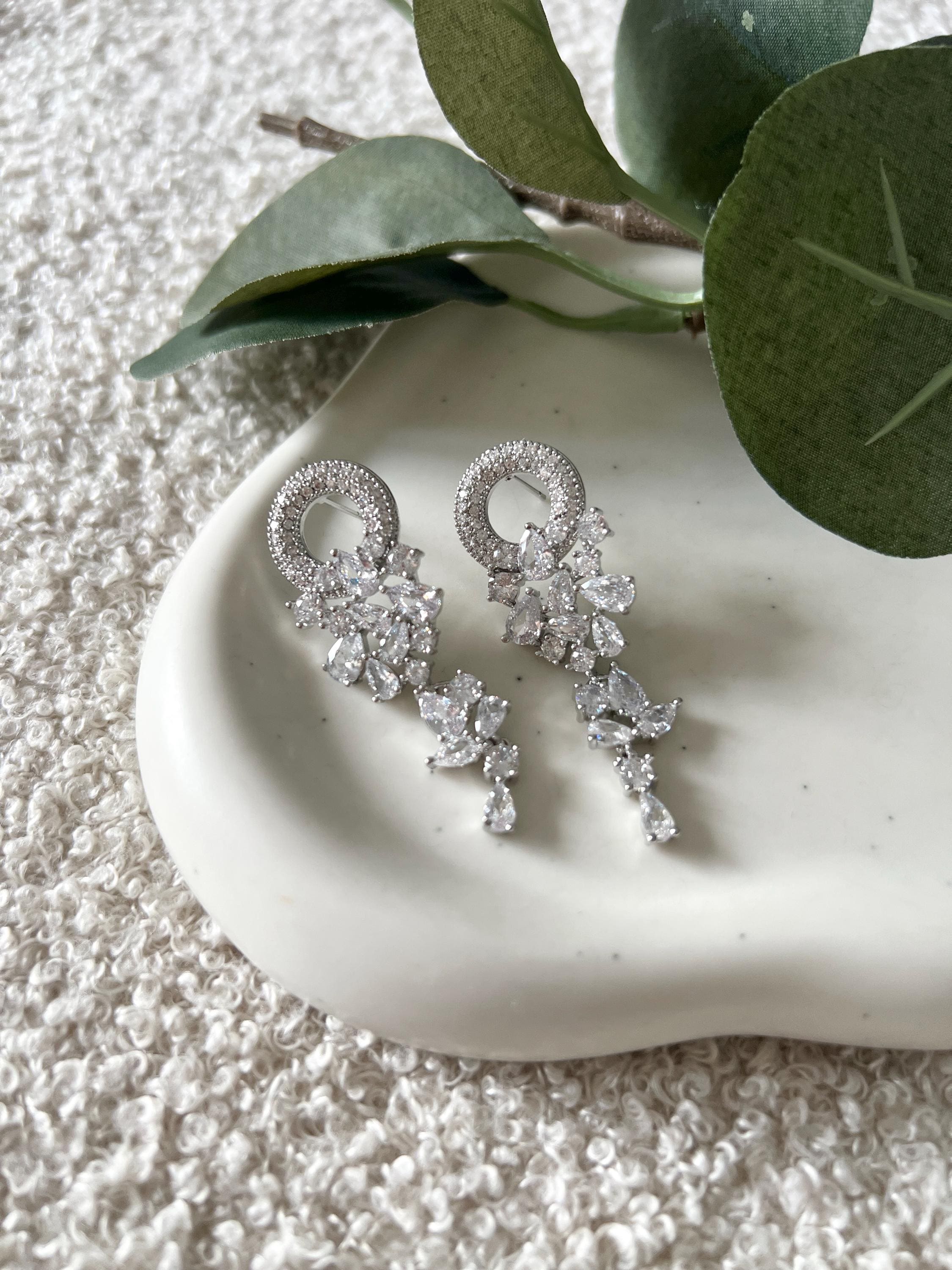 Moderne Brautohrringe, silberne Ohrringe, Schmuck Silber, Brautschmuck, Standesamtlook, Bride to Be, feine funkelnde Haengeohrringe, Brautjungfer, Schmuckbluete