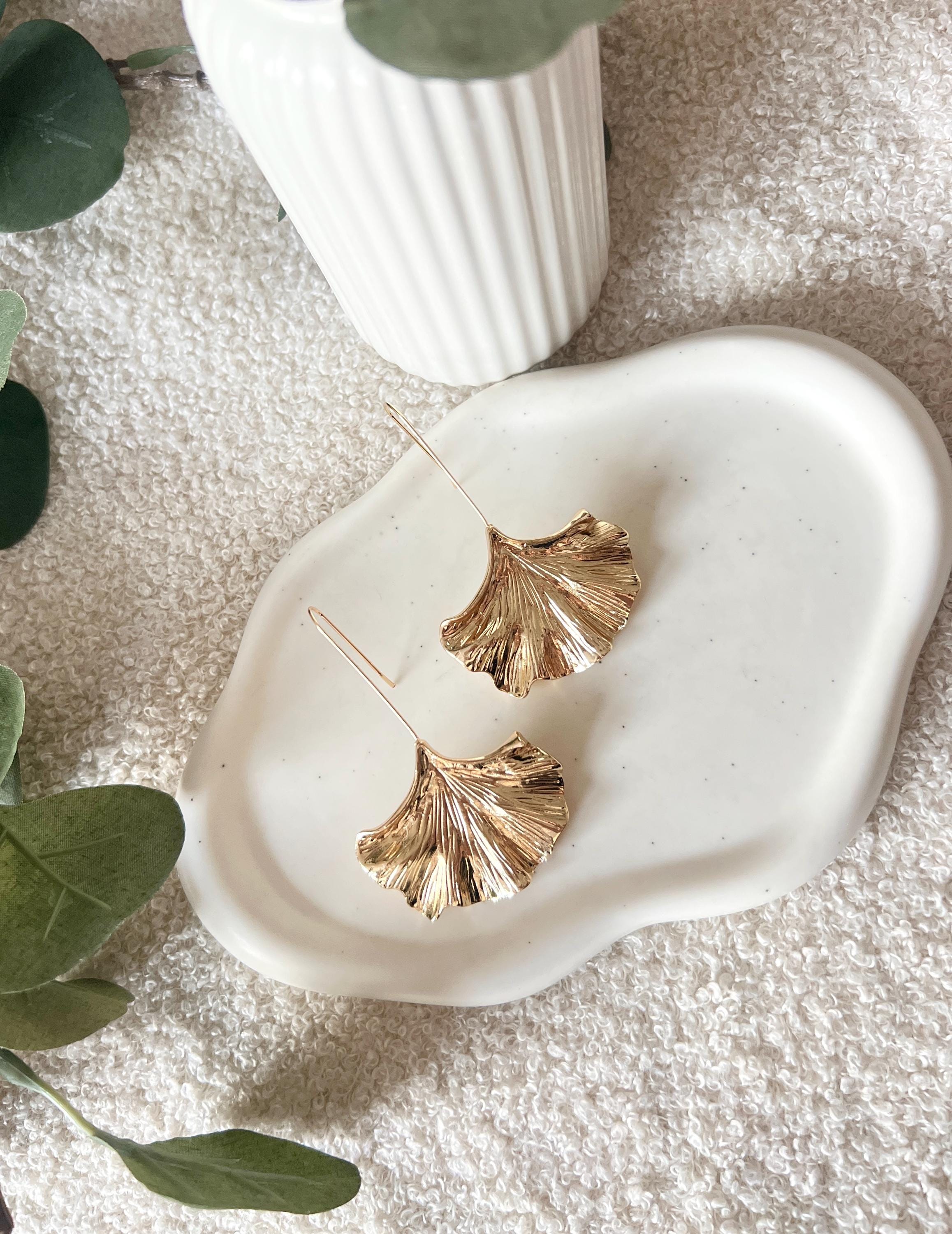 Elegante Ohrringe in Ginko-Blätter-Form, glänzendes Gold, moderne Hängeohrringe, Brautschmuck, goldene Brautohrringe, Schmuck Hochzeit