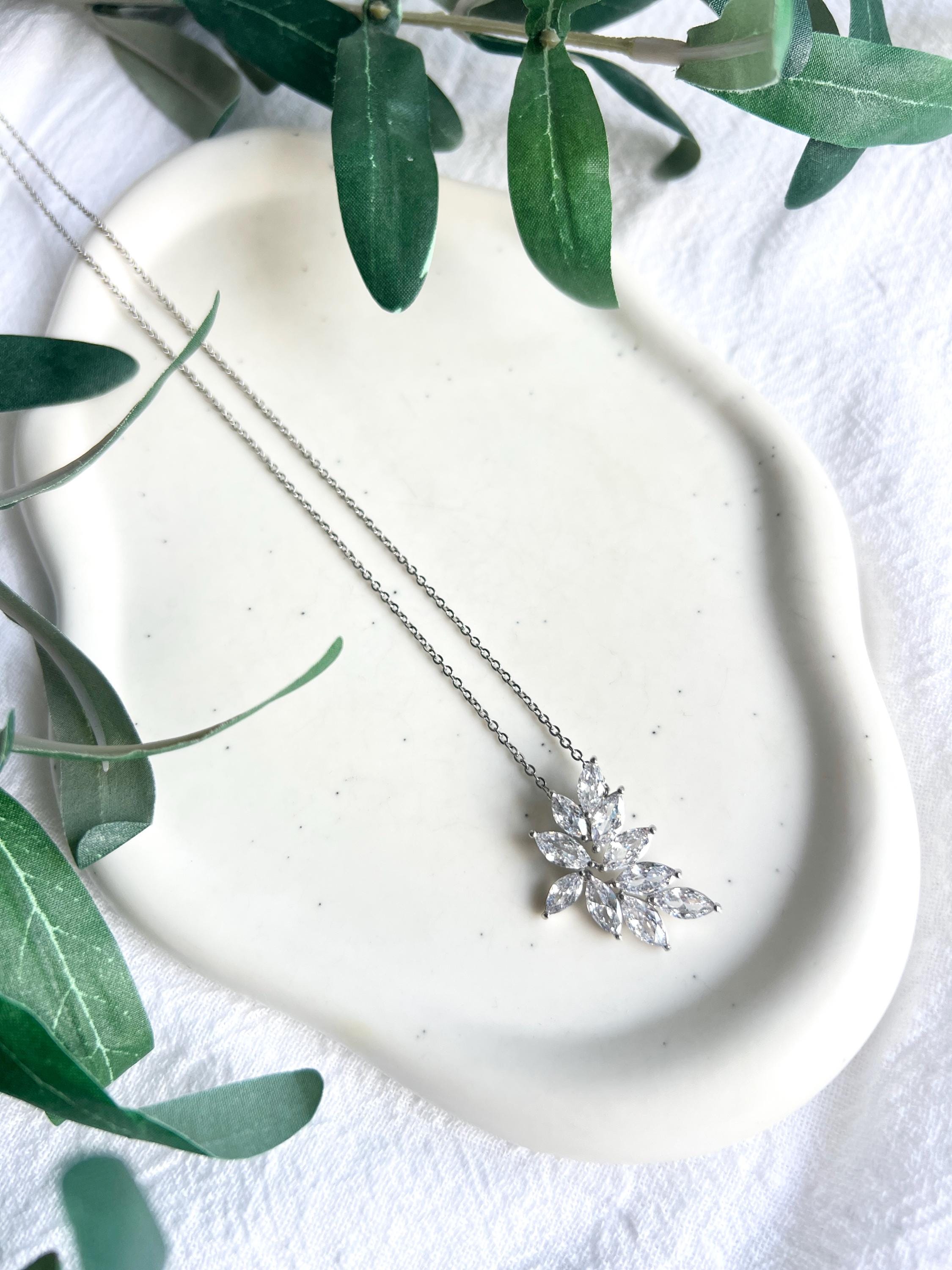 Halskette Silber, glänzender Cubic Zirkonia Anhänger, Brautschmuck, Schmuck Hochzeit, Brauthalskette, feine Kette, silberne Blätter