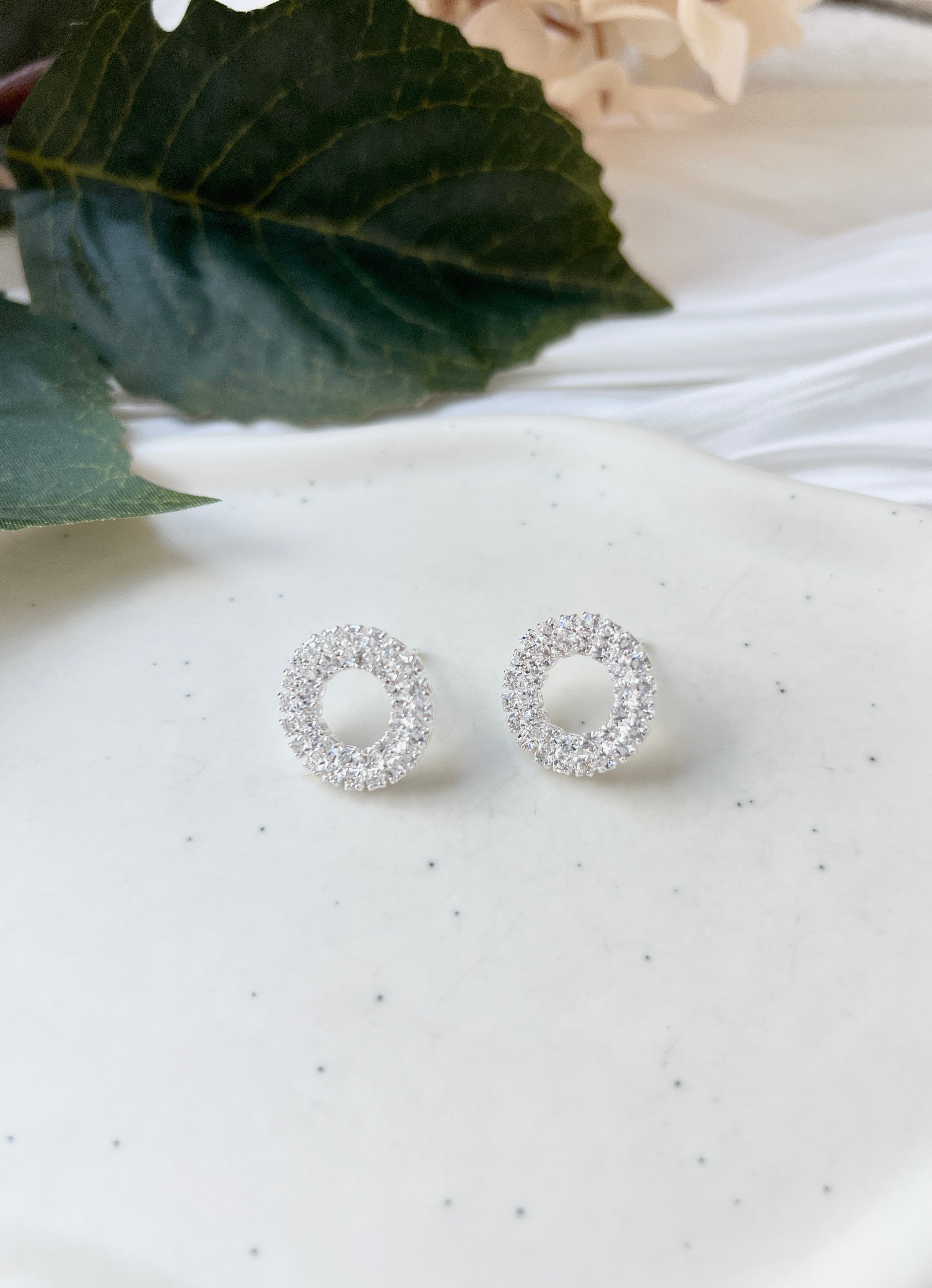 Feine Ohrstecker, silberne Brautohrringe, Silber, Rund, Strasssteine, hochwertiger Brautschmuck, elegante Ohrringe, glaenzender Schmuck, Hochzeitsschmuck, Runde Form, Geschenk fuer Sie, feiner Damenschmuck, Geburtstagsgeschenk, Standesamtlook, Weddinginspiration, Bridalinspo
