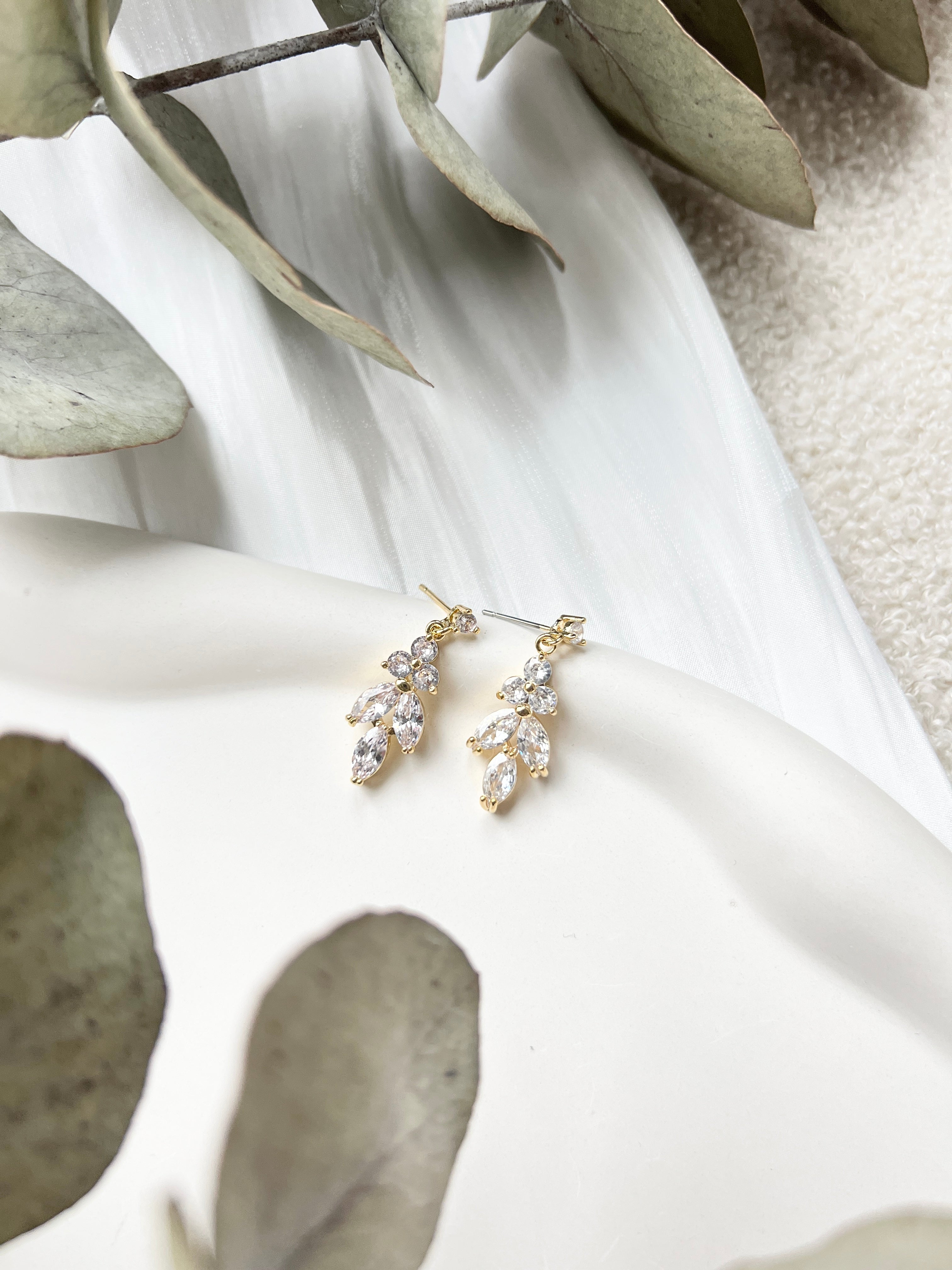 Brautohrringe, funkelnde Ohrstecker mit feinen Zirkoniasteine, Silber, Gold, oder Roségold, elegante Ohrringe, hochwertiger Brautschmuck, Haengeohrringe, zarte Brautohrstecker, Schmuckblüte