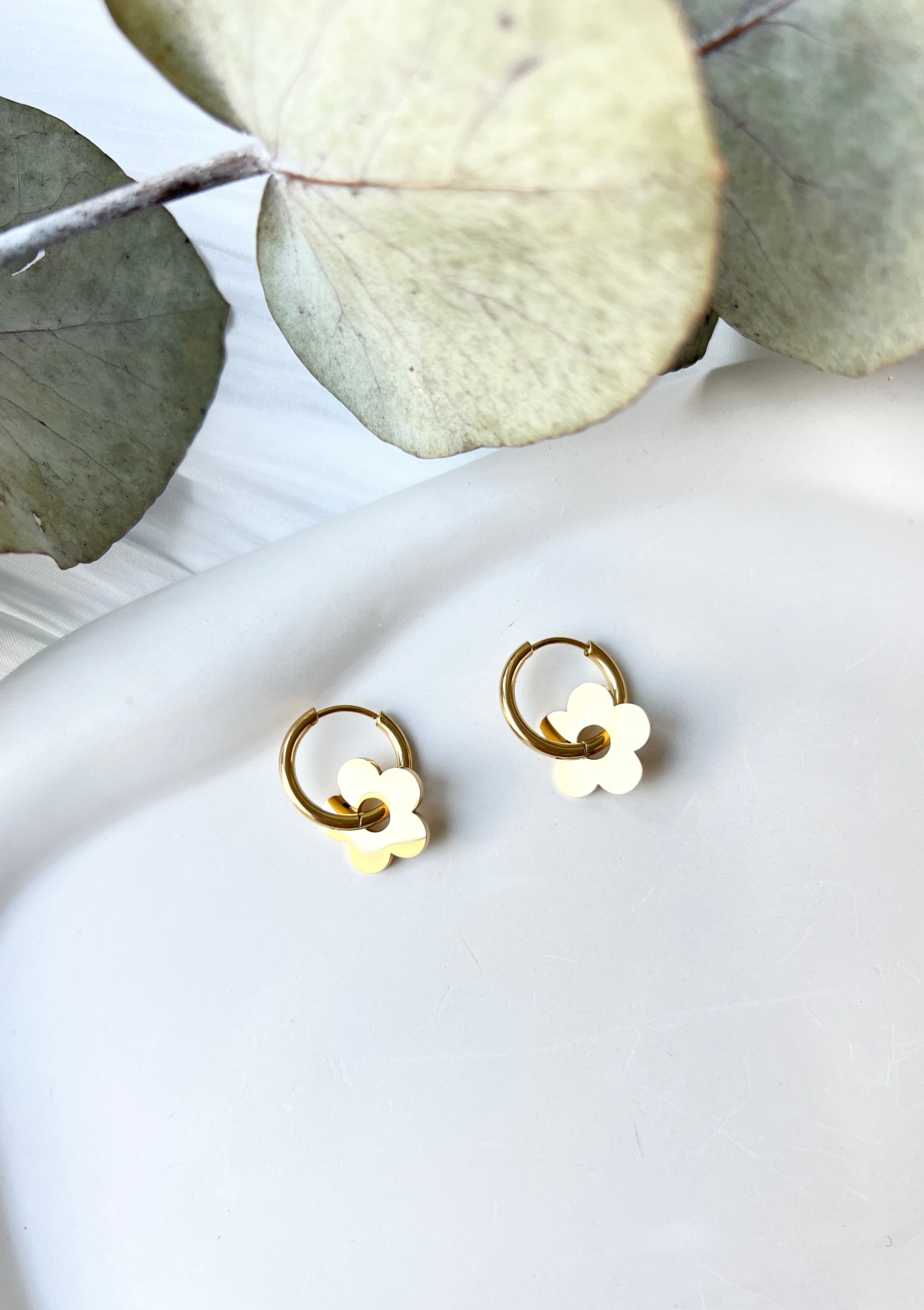 Creolen Ohrringe, Gold, rund mit Blumen Anhänger, Edelstahl, Brautschmuck, Ohrstecker, runde Ohrringe, Geschenk fuer Sie, Weihnachtsgeschenk, goldener Frauenschmuck, Alltagsschmuck, minimalistisch, Schmuckbluete