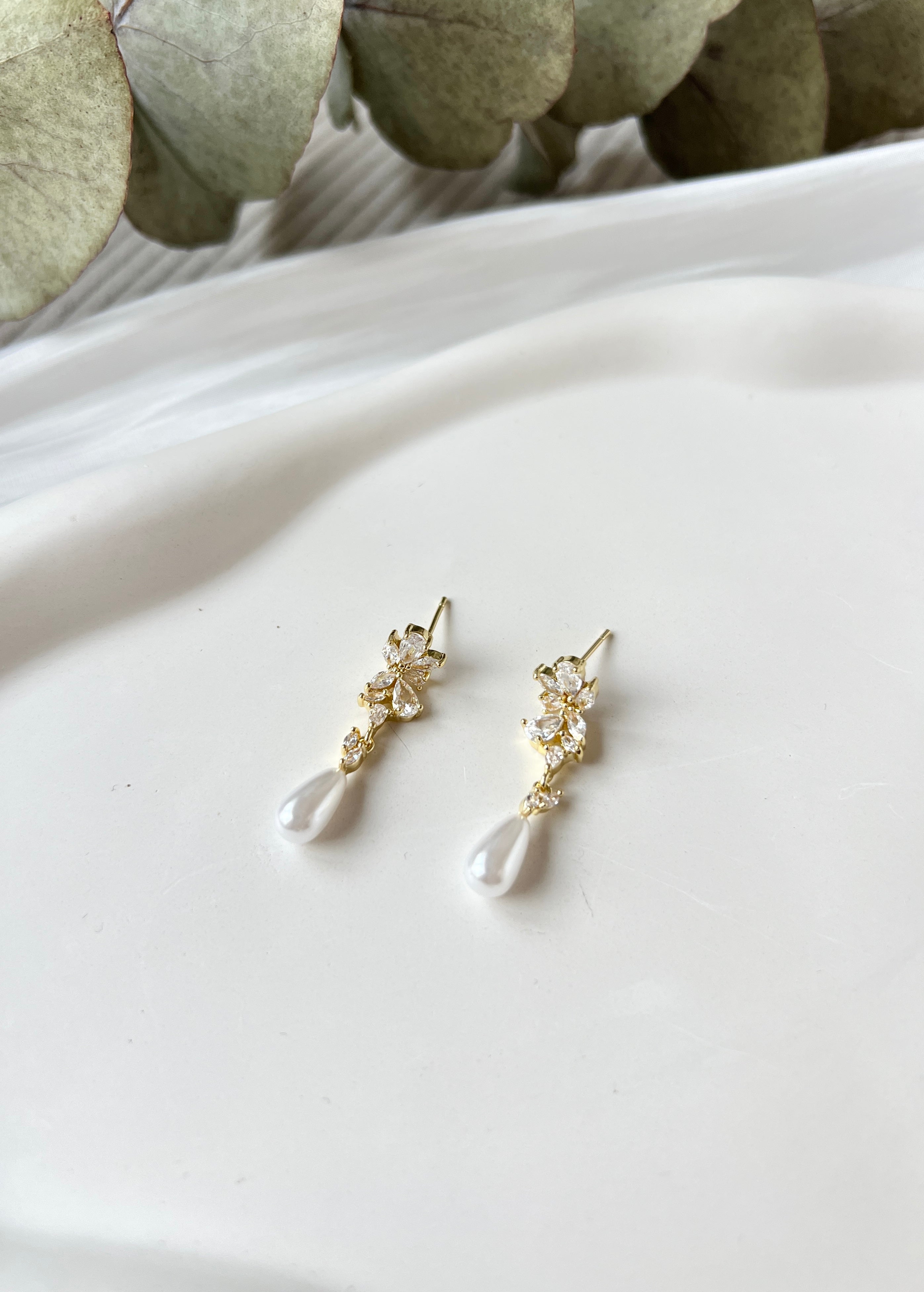 Hängende Perlenohrstecker mit ovalen weißen Perlen und funkelnden Zirkoniasteinen, moderne Brautohrringe, Gold oder Silber, Ohrringe fuer Frauen, Elegante Ohrstecker fuer die Braut, Brautjungfer oder Trauzeugin, hochwertiger Schmuck Hochzeit, Geschenk fuer Sie, Weihnachtsgeschenk Frauen, feiner Damenschmuck