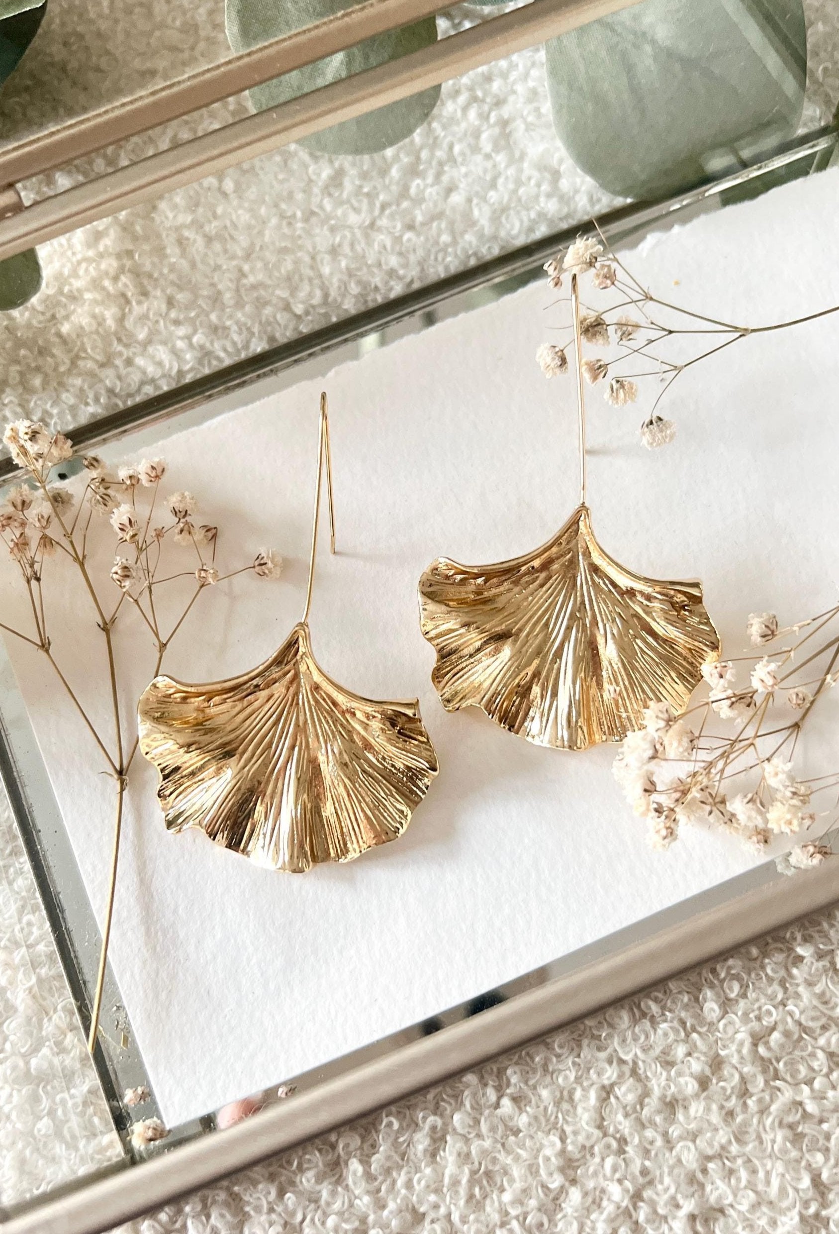 Elegante Ohrringe in Ginko-Blätter-Form, glänzendes Gold, moderne Hängeohrringe, Brautschmuck, goldene Brautohrringe, Schmuck Hochzeit