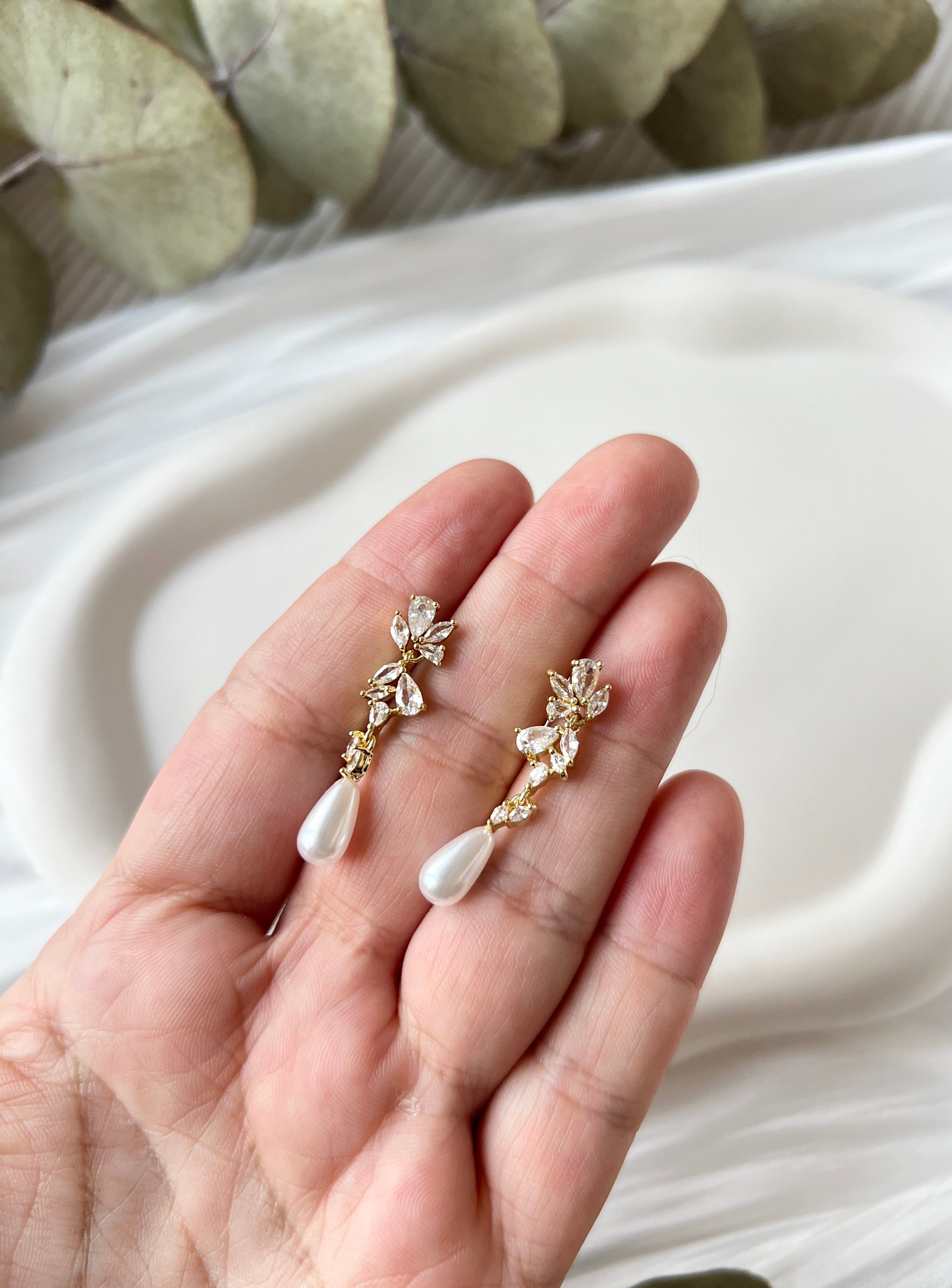 Hängende Perlenohrstecker mit ovalen weißen Perlen und funkelnden Zirkoniasteinen, moderne Brautohrringe, Gold oder Silber, Ohrringe fuer Frauen, Elegante Ohrstecker fuer die Braut, Brautjungfer oder Trauzeugin, hochwertiger Schmuck Hochzeit, Geschenk fuer Sie, Weihnachtsgeschenk Frauen, feiner Damenschmuck