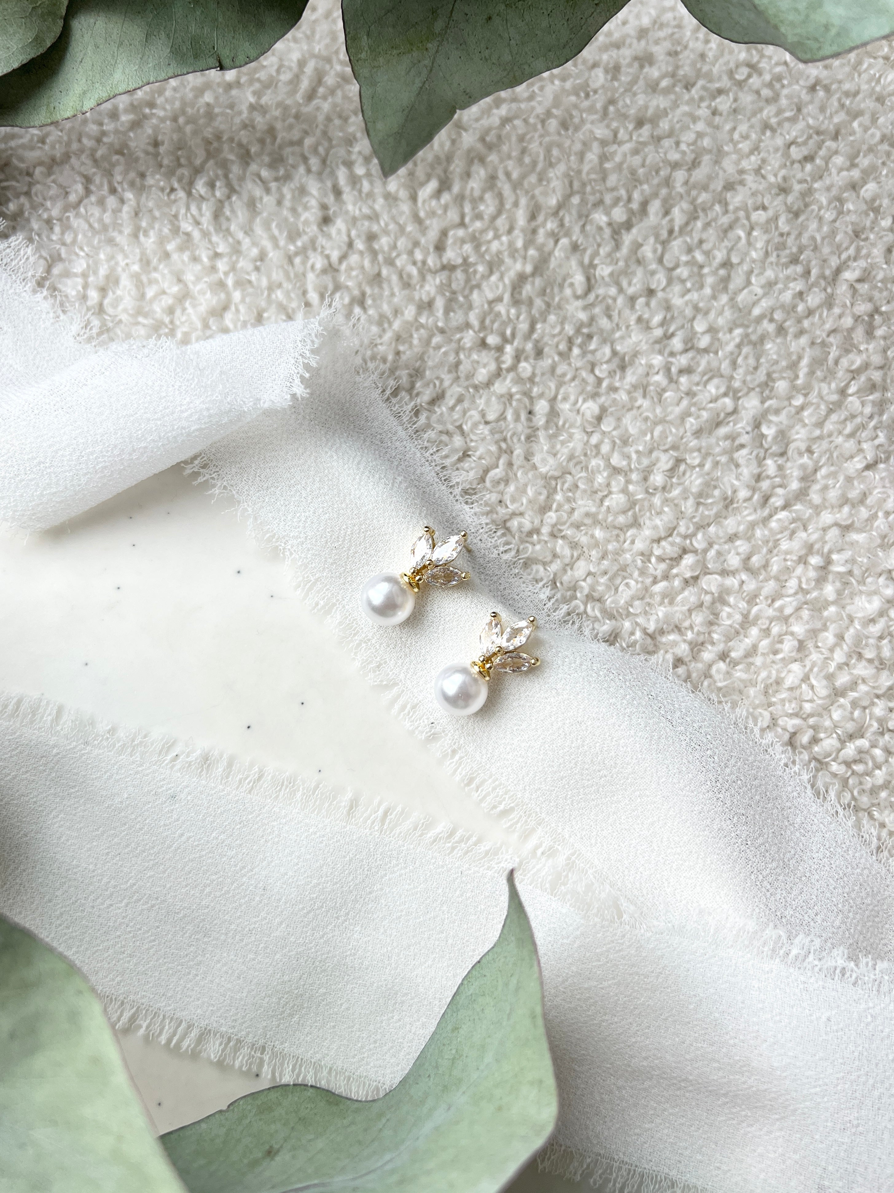 Feine Ohrstecker, Perlenohrringe fuer die Braut, Gold, goldene Brautohrringe, eleganter Brautschmuck, Ohrringe, Perlenschmuck, Brautmode, Weddinginspiration, Bride to be, Hochzeit, hochwertiger Hochzeitsschmuck, Brautjungfer, Trauzeugin, Geschenk für Sie, Damenschmuck, Schmuck fuer Frauen, Valentinstag, Geburtstagsgeschenk