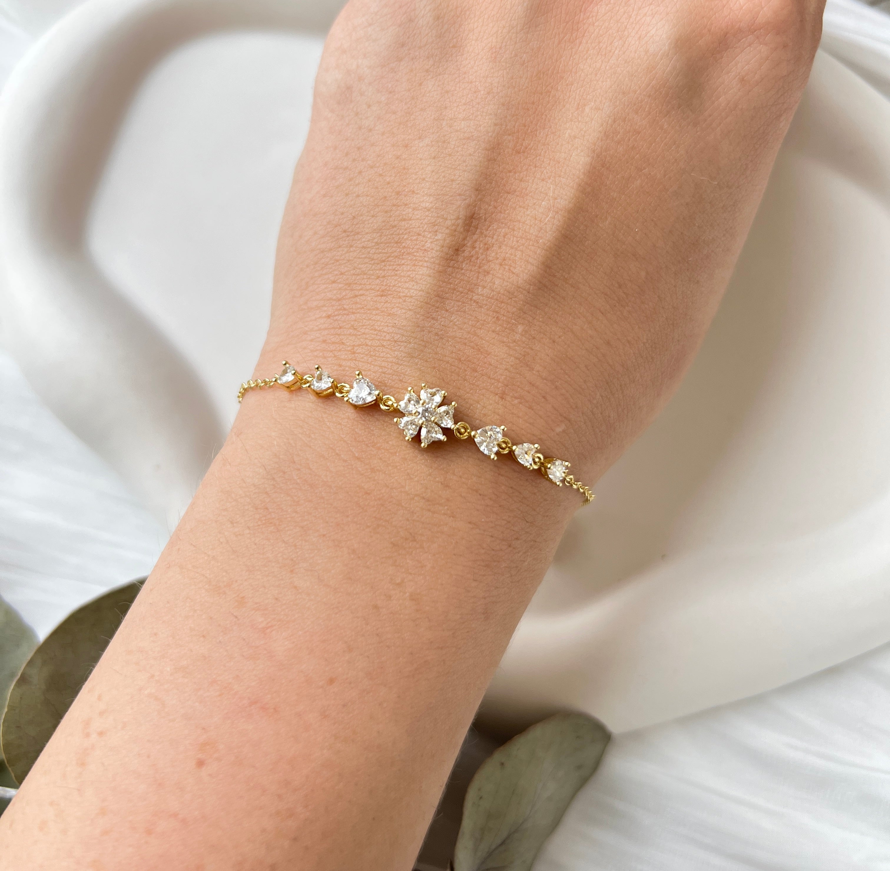 Armband, Gold, goldenes Brautarmband, Schmuck Hochzeit, glaenzendes Armband mit zirkoniasteinen, Blume, verstellbare Laenge, Brautjungfer, Damenschmuck, Geschenk fuer Sie, Weihnachtsgeschenk, Geburtstagsgeschenk, goldener Brautschmuck, Brautlook, Weddinginspiration