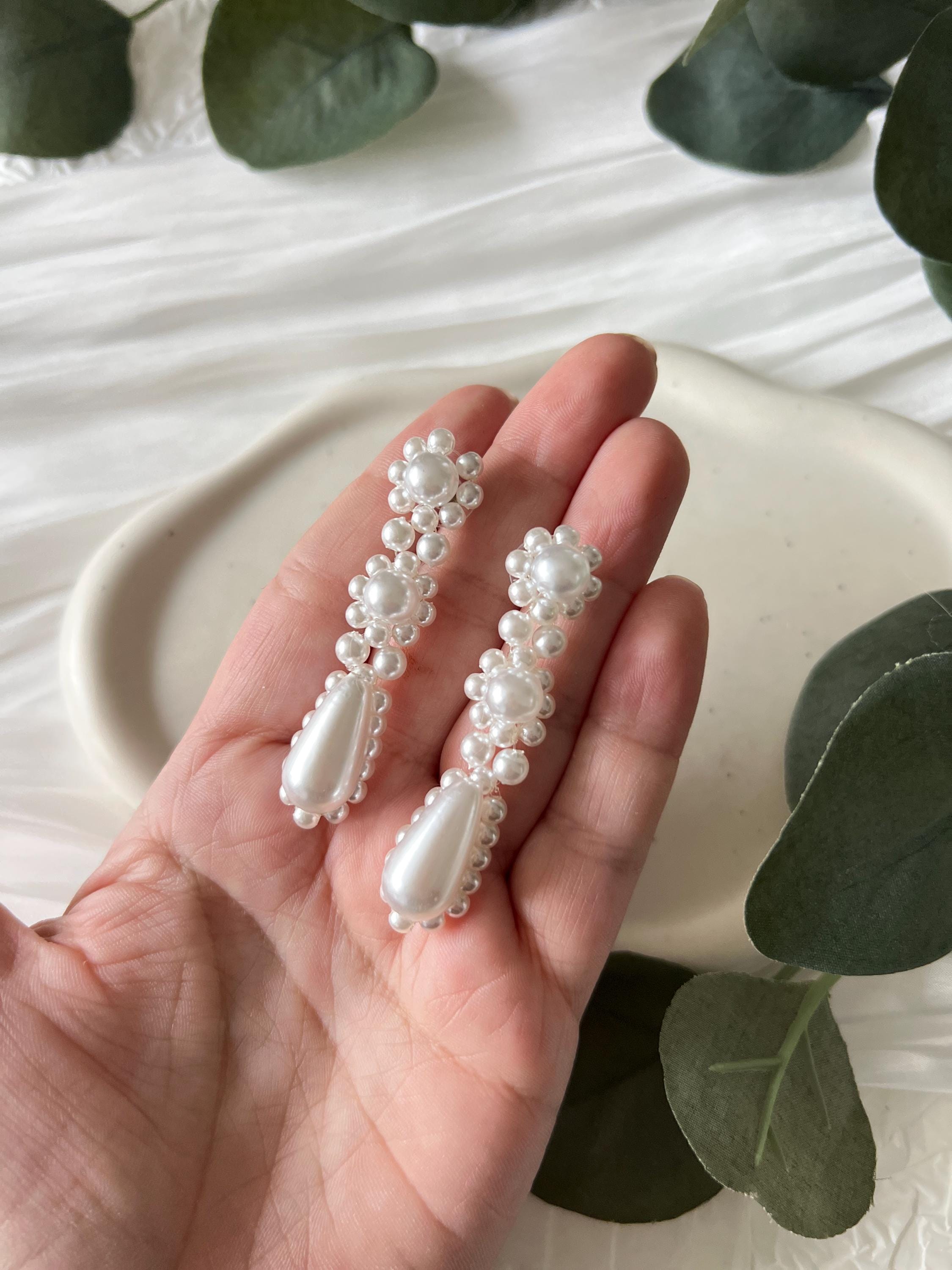 Moderne Perlenohrringe, elegante Ohrringe, feiner Brautschmuck, schicke Brautohrringe, weiss, opulenter Perlenschmuck, Schmuck fuer die Hochzeit, Hochzeitsschmuck, Braut, Standesamt, Weddinginspiration