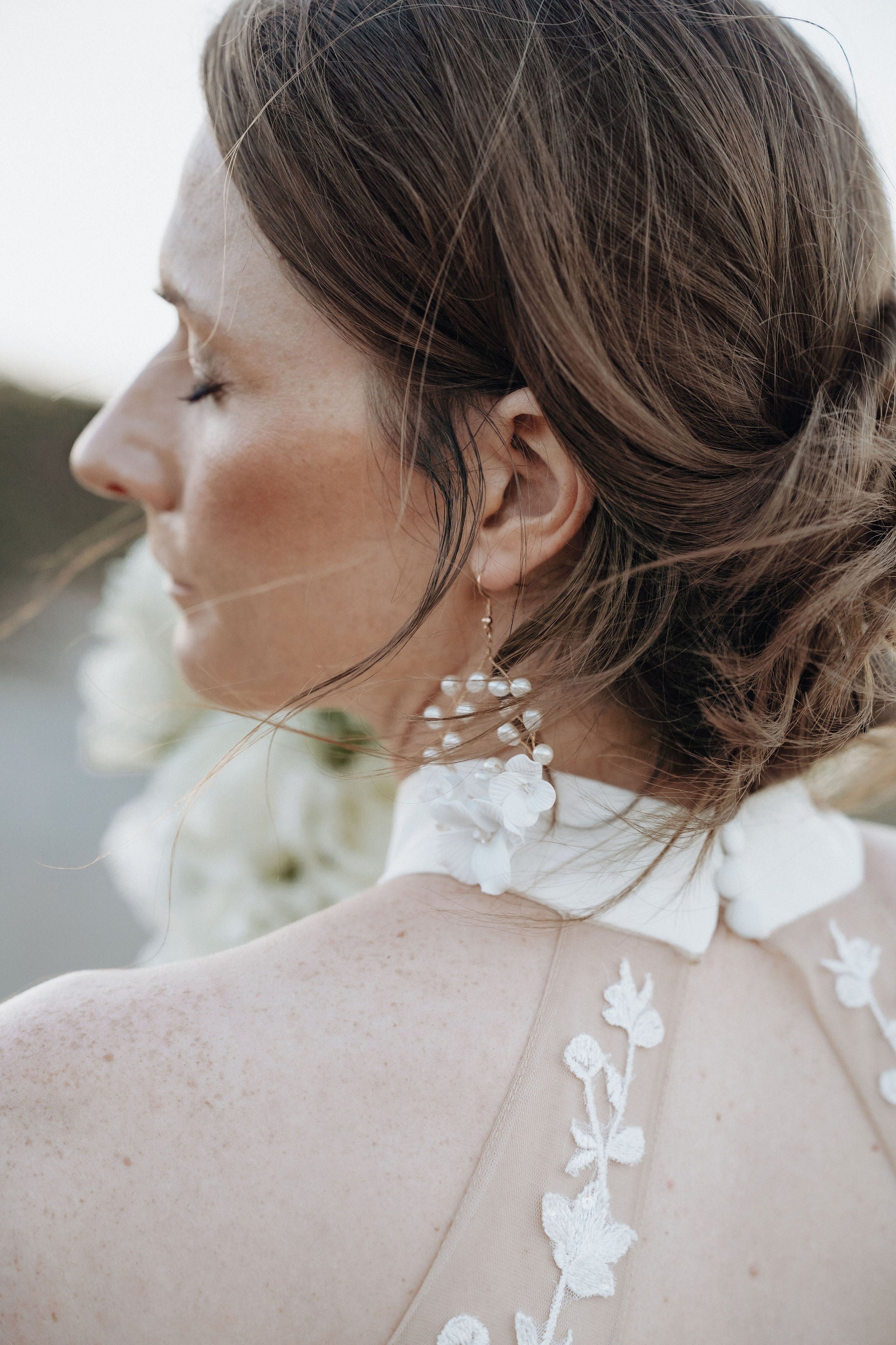 feine Brautohrringe, Gold oder Silber, Weiße Blueten und Perlen, grosse Ohrringe, eleganter Brautschmuck, Brautjungfer, Trauzeugin, Schmuck Hochzeit