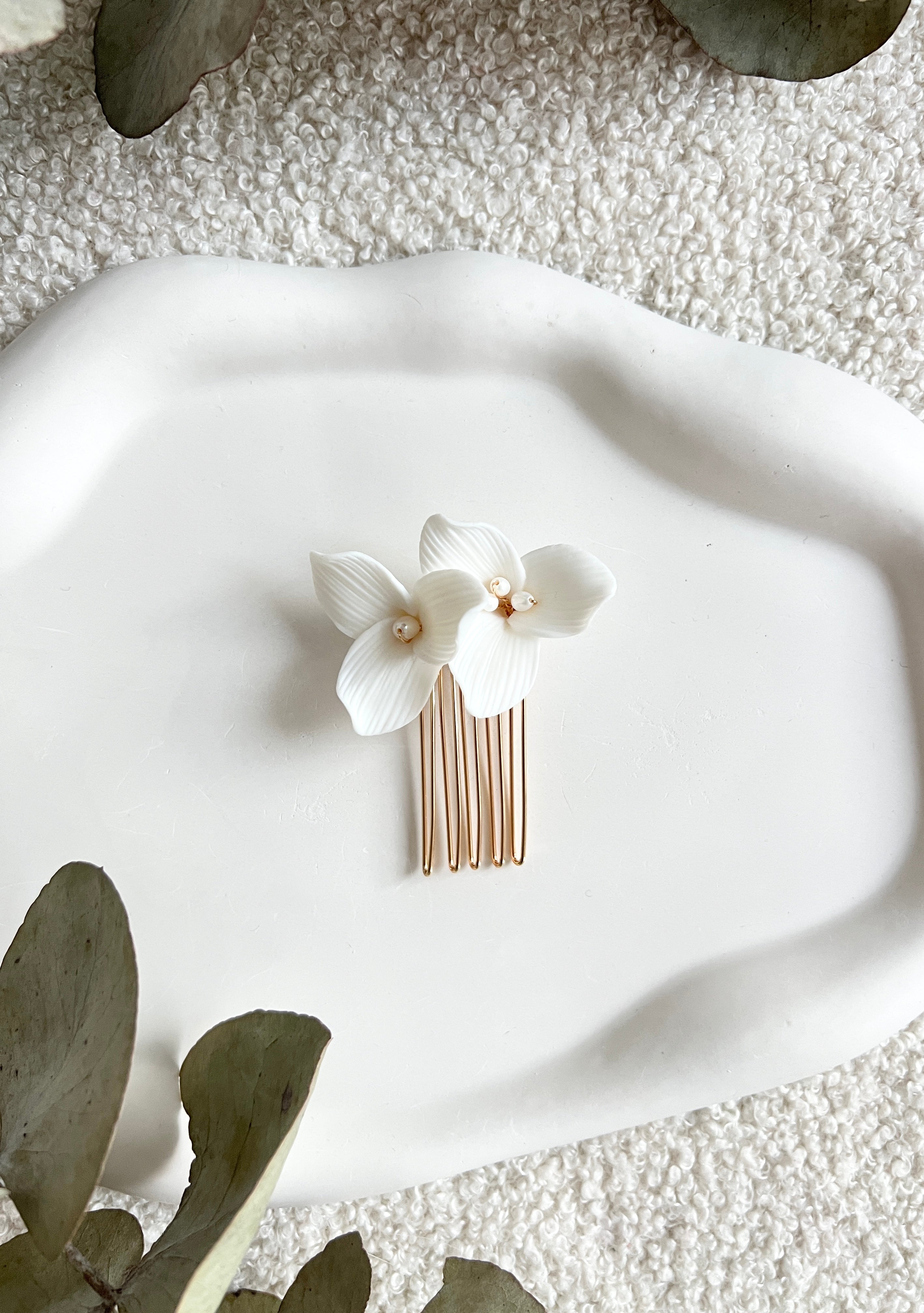 Haarkamm, Gold mit feinen weißen Keramikblüten, Blumenhaarschmuck, Brautschmuck, Standesamt, feine Blumen, weiße Perlen, Schmuck Hochzeit, goldene Haarspange, Haarschmuck, eleganter Brauthaarschmuck, Blütenschmuck, Brautfrisur, Weddinginspiration, Schmuckbluete