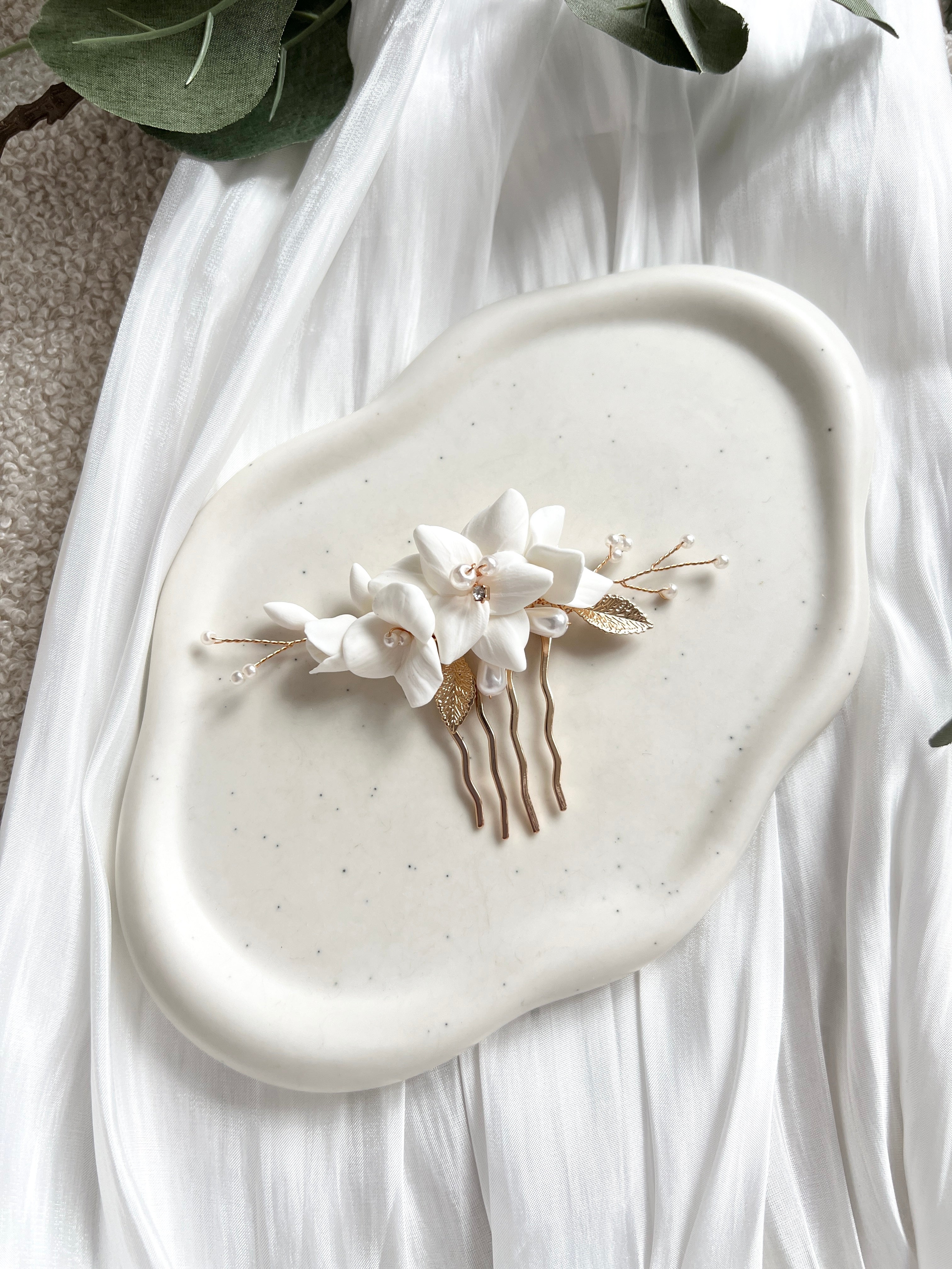 Haarkamm, weiße Blüten, Brautschmuck, Brauthaarschmuck mit zarten Perlen, Perlenschmuck, Haarspange, Brautfrisur, Schmuck, Hochzeit