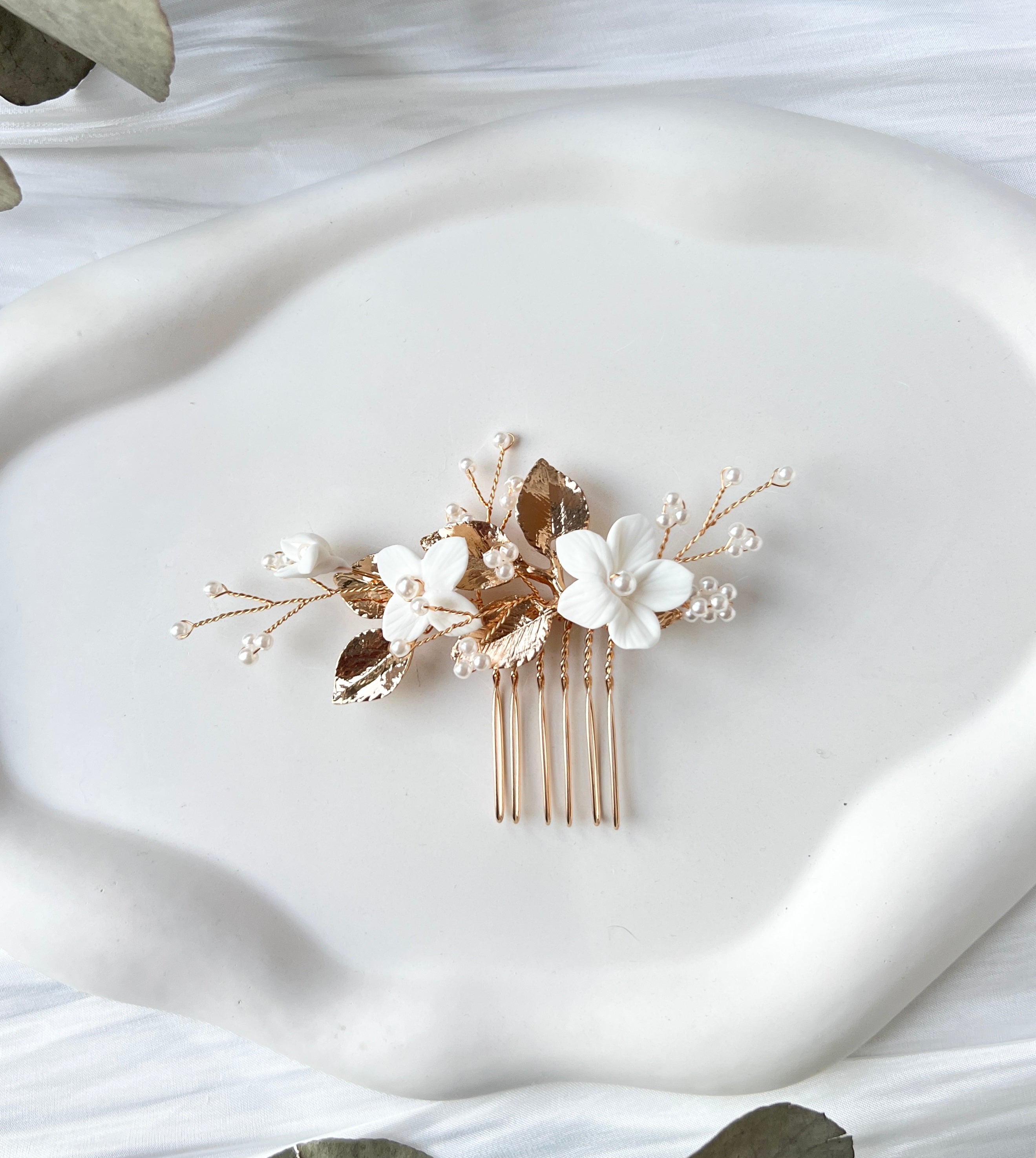 Haarschmuck mit weißen Blumen, feinen Perlen und glaenzenden Goldenen Blättern, Gold, Haarkamm, Brautfrisur, Blueten, Brautschmuck, Hochzeit, Brauthaarschmuck, Perlenschmuck
