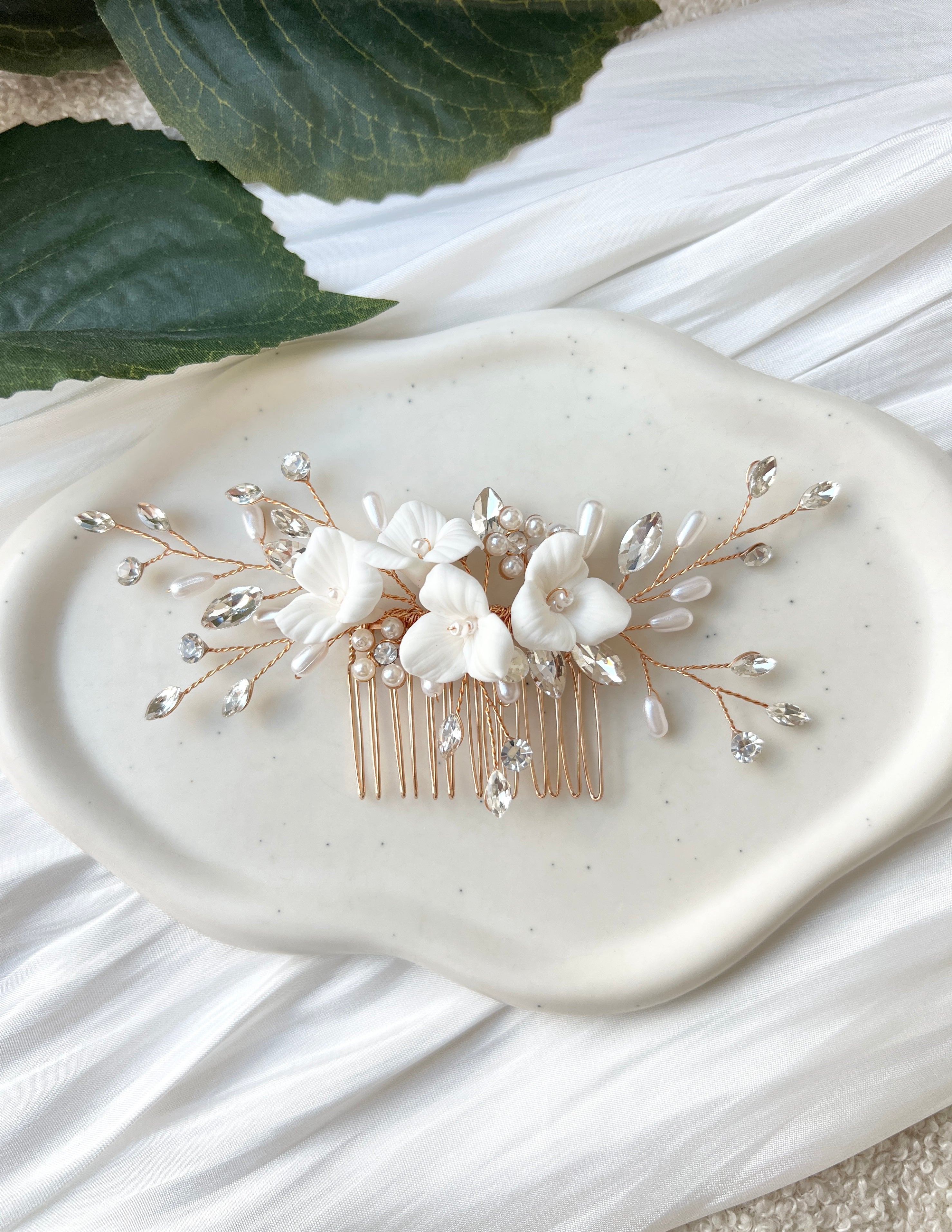 Brauthaarschmuck, Braut, Haarschmuck, Haarkamm mit weißen Blumen, feine Blütenblätter, glänzende Strass Steine, ovale Perlen, Brautfrisur, floraler Brautschmuck