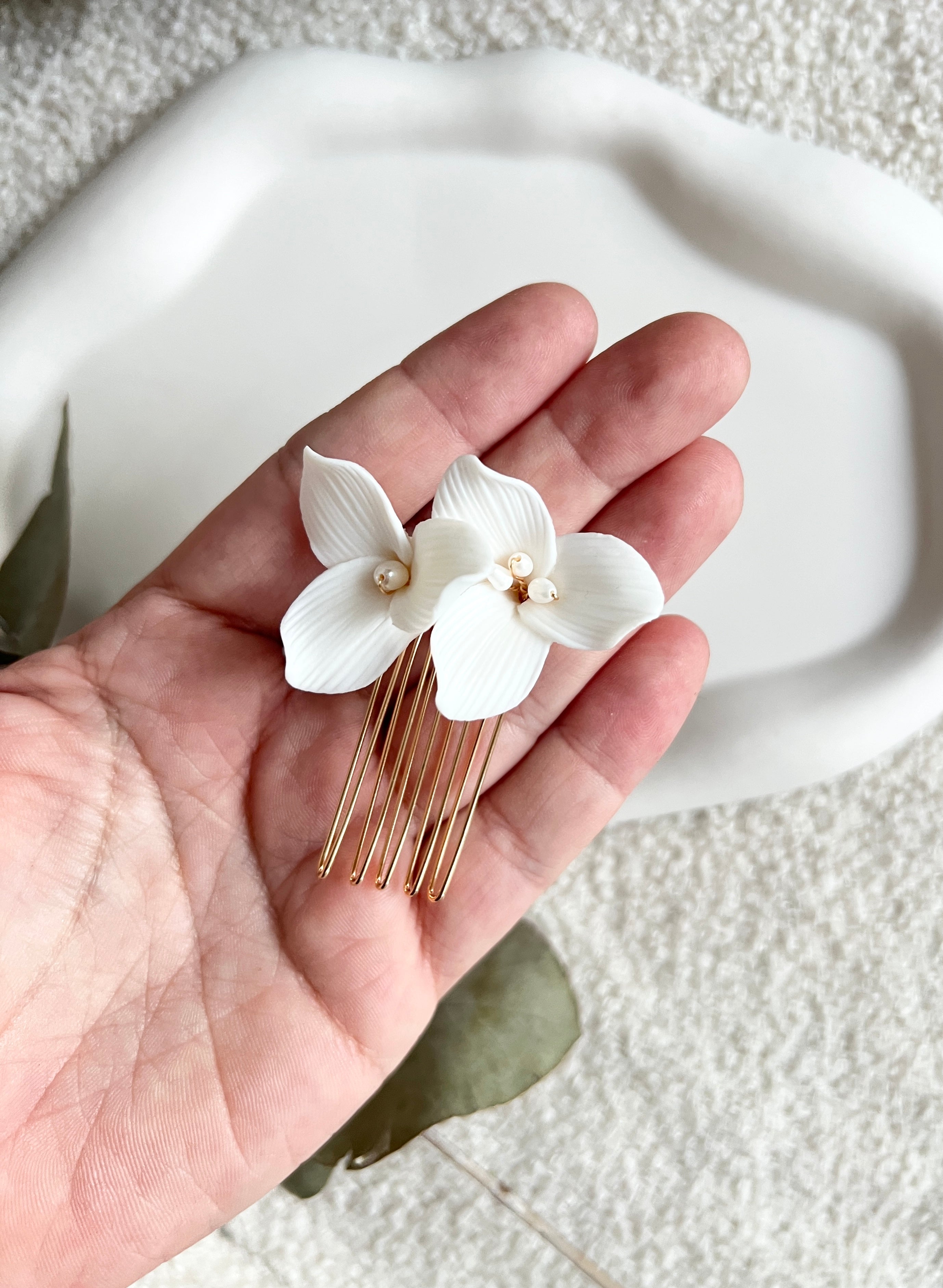 Haarkamm, Gold mit feinen weißen Keramikblüten, Blumenhaarschmuck, Brautschmuck, Standesamt, feine Blumen, weiße Perlen, Schmuck Hochzeit, goldene Haarspange, Haarschmuck, eleganter Brauthaarschmuck, Blütenschmuck, Brautfrisur, Weddinginspiration, Schmuckbluete