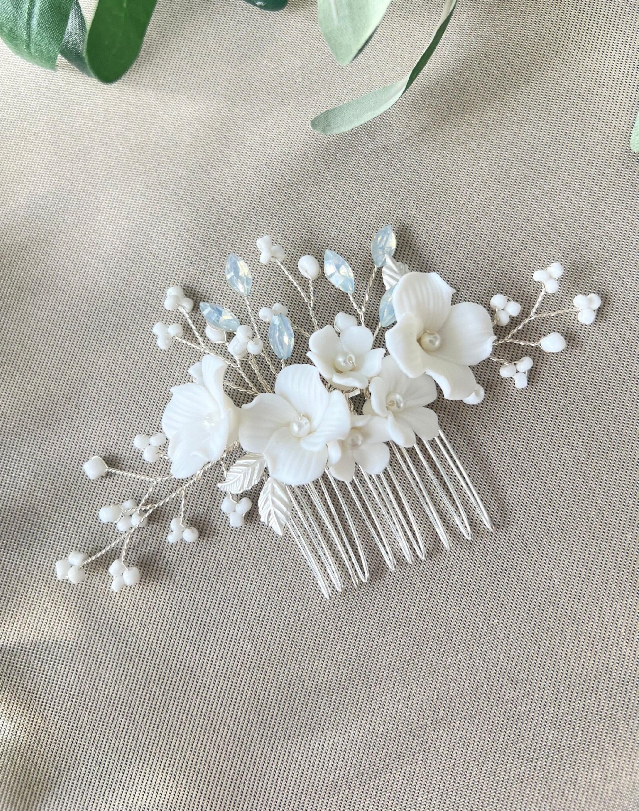 Haarkamm, Brautschmuck, feiner Brauthaarschmuck, Silber, Keramikblueten, weiße Porzellanblumen, Haarschmuck mitweissen Perlen, Perlenschmuck Hochzeit, Hochzeitsschmuck, blaeuliche Strasssteine_ Brautfrisur_Schmuckbluete
