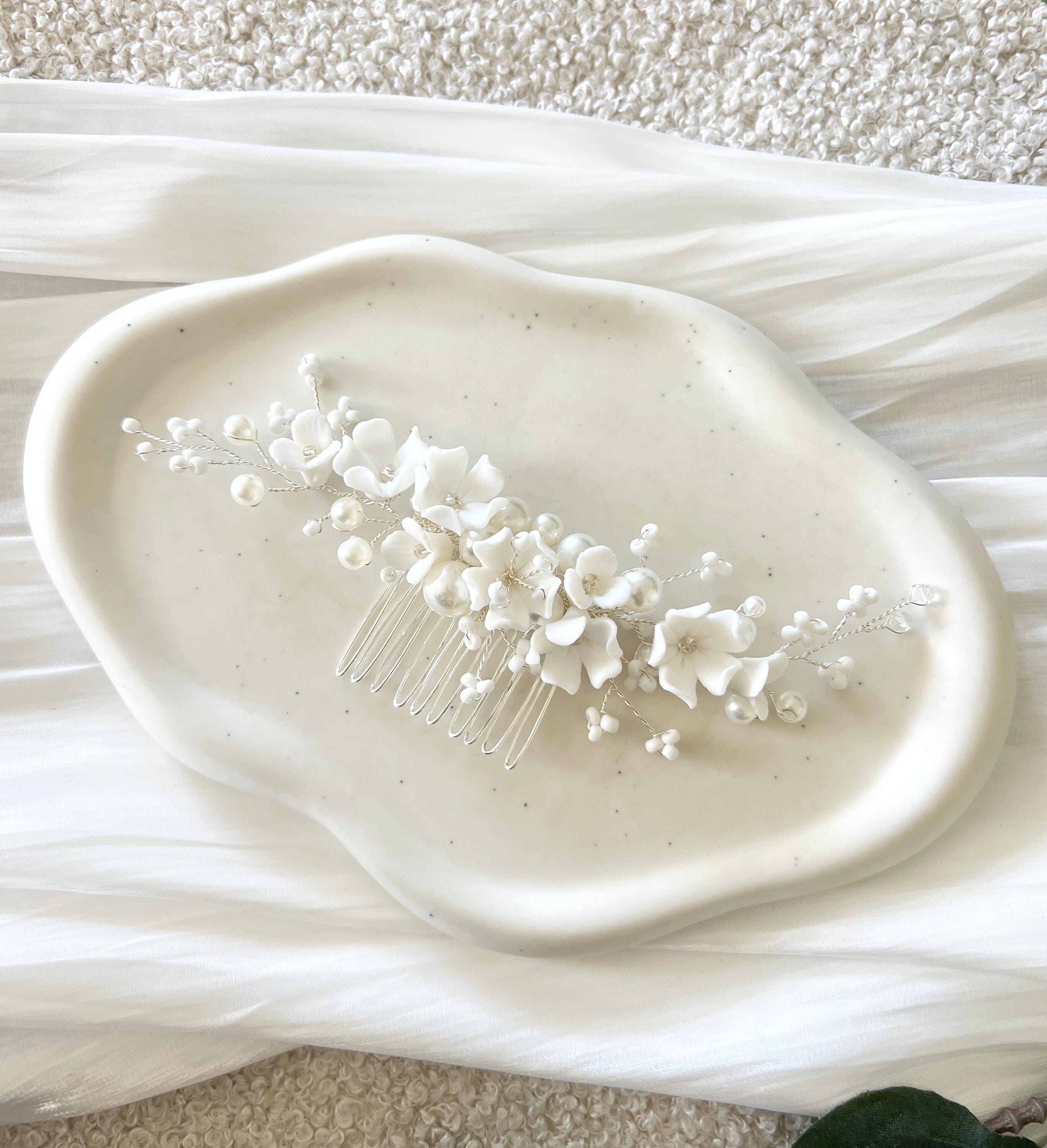 Haarkamm mit zarten Keramikblumen, weiße Blueten und Perlen, Perlenschmuck Hochzeit, Brauthaarschmuck, silberner Haarschmuck, Brautfrisur Brauthaarkamm, Schmuckbluete