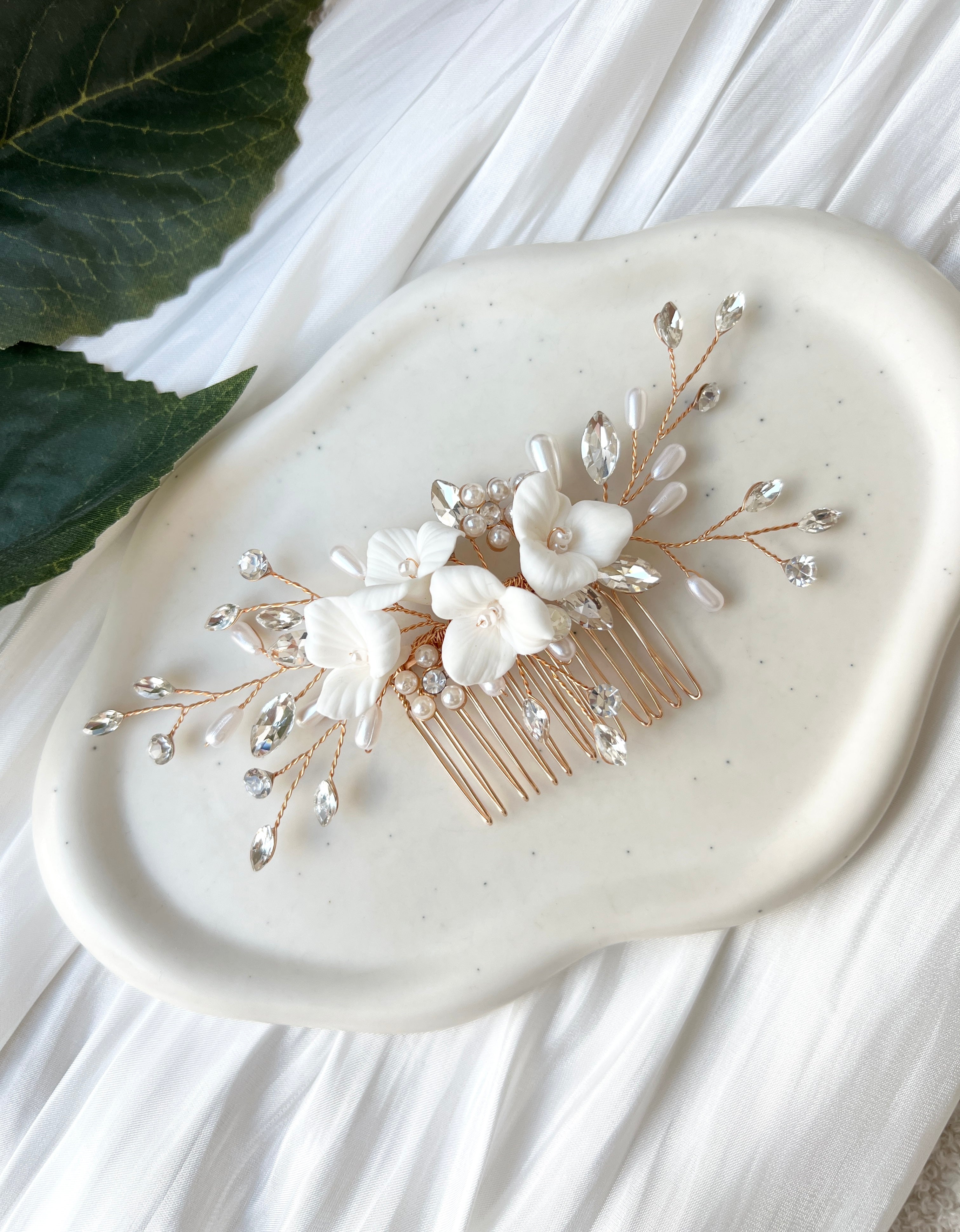 Brauthaarschmuck, Braut, Haarschmuck, Haarkamm mit weißen Blumen, feine Blütenblätter, glänzende Strass Steine, ovale Perlen, Brautfrisur, floraler Brautschmuck